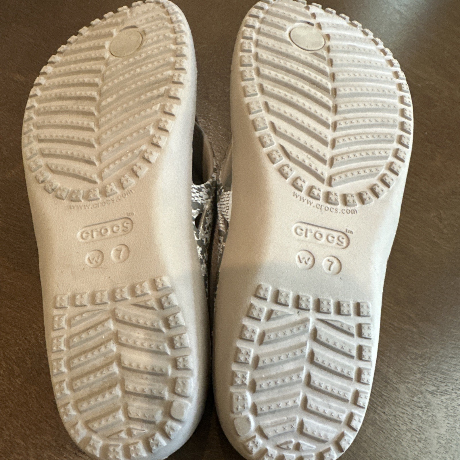 Crocs Kadee II Flip Flops Women’s Size 11 Tan Snakeskin Sandals