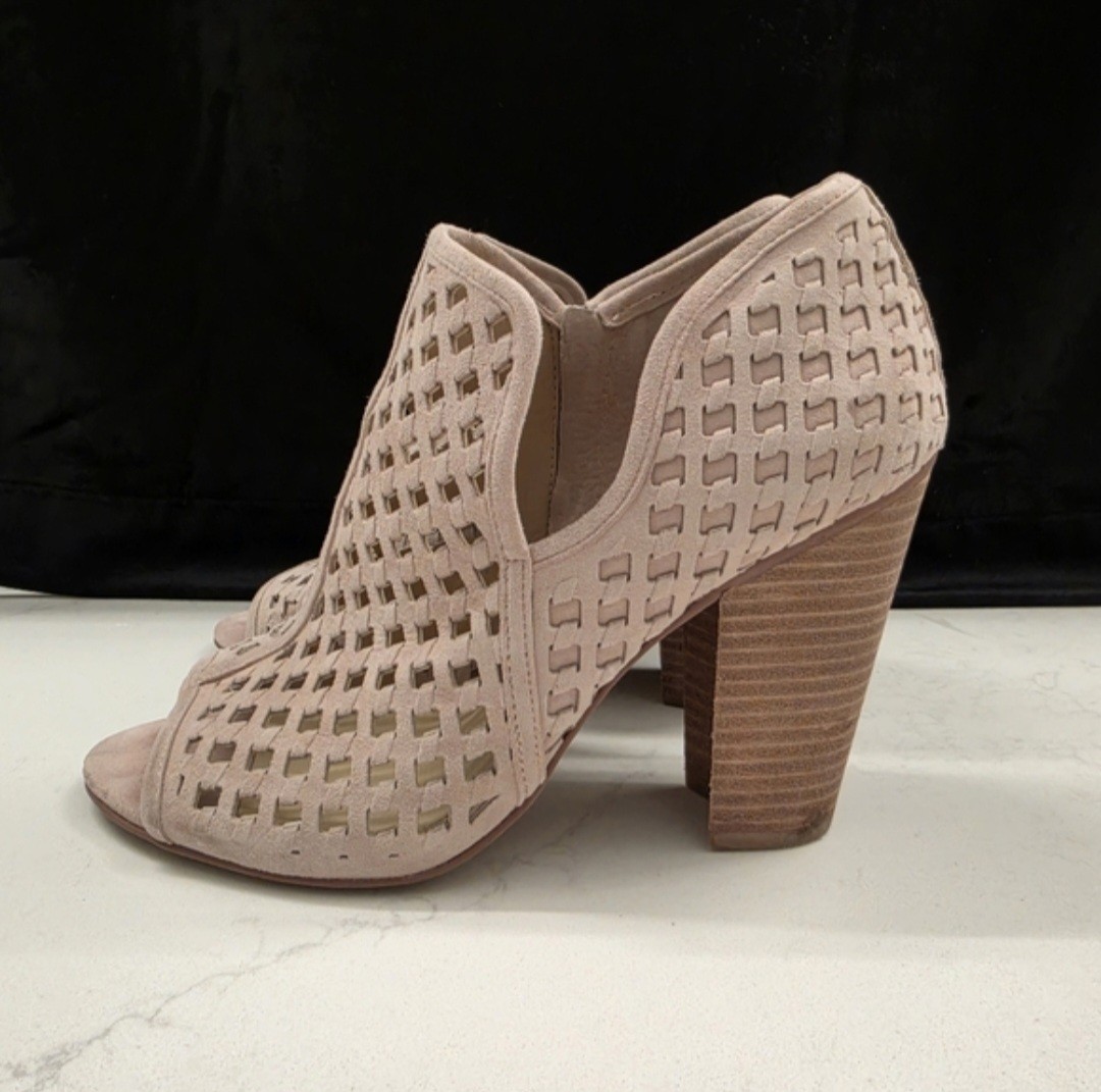 VINCE CAMUTO Perforated Peep Toe Booties Nude Blush Block Heel Size 9
