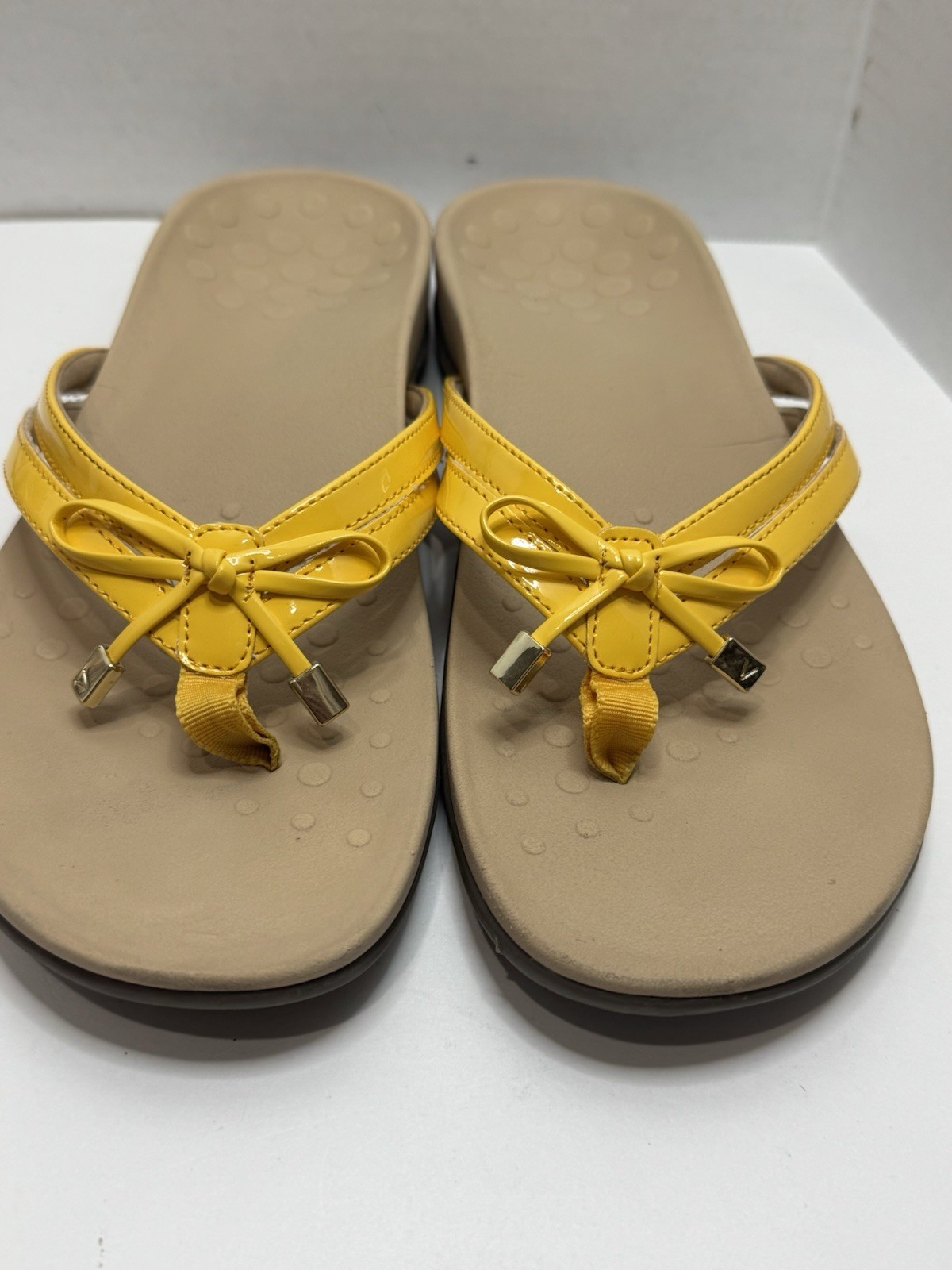 Vionic Bella II Yellow Patent Toe-Post Slip On Sandals Size 11 Bow Slide Comfy