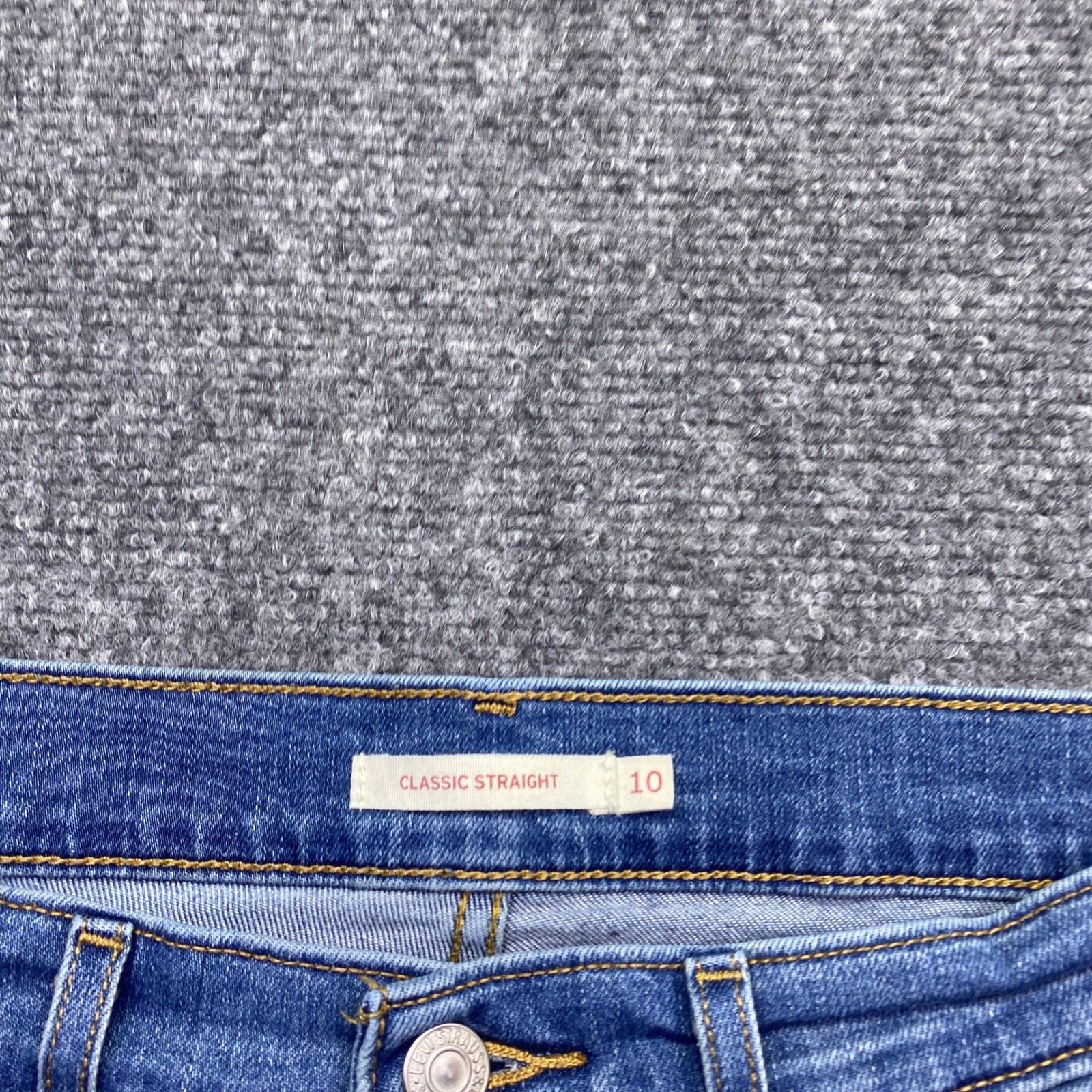Levis 39250-0113 Womens Sz 10M Classic Straight Leg Blue Jeans Medium Wash