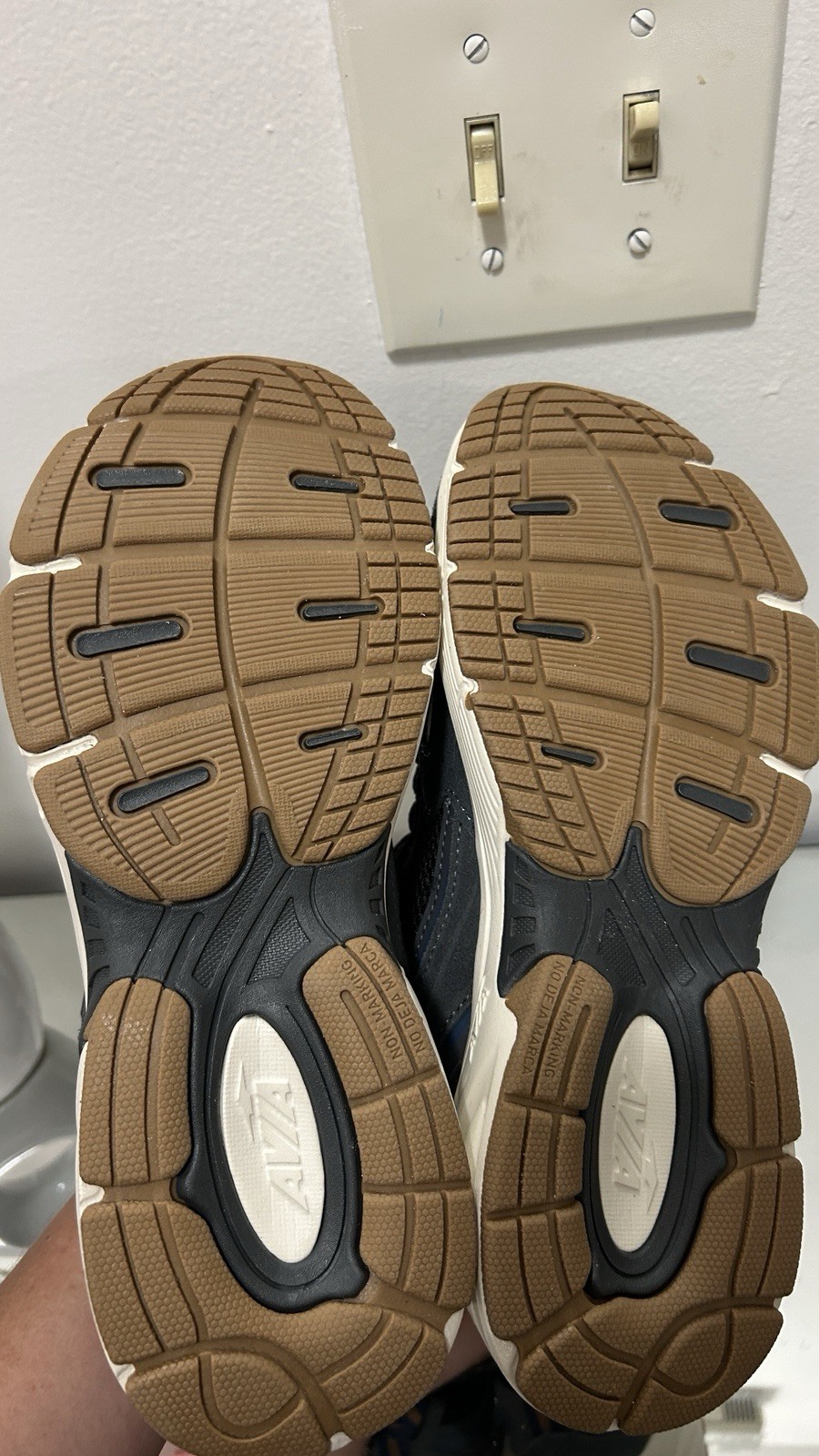 Avia 5000 Men’s Sneakers Size 10.5 Genuine Leather NWT Walking Comfort Shoes