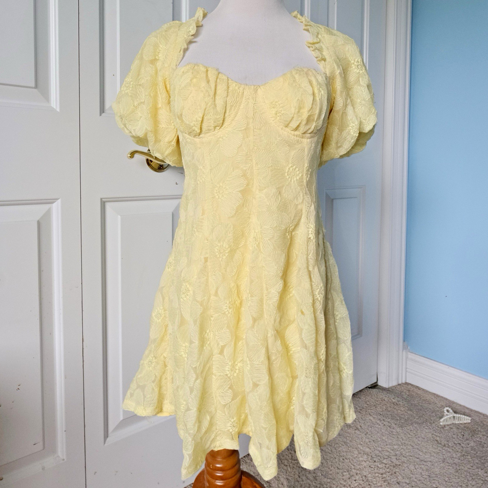 Hello Molly yellow floral lace sweetheart puff sleeve open back mini dress L