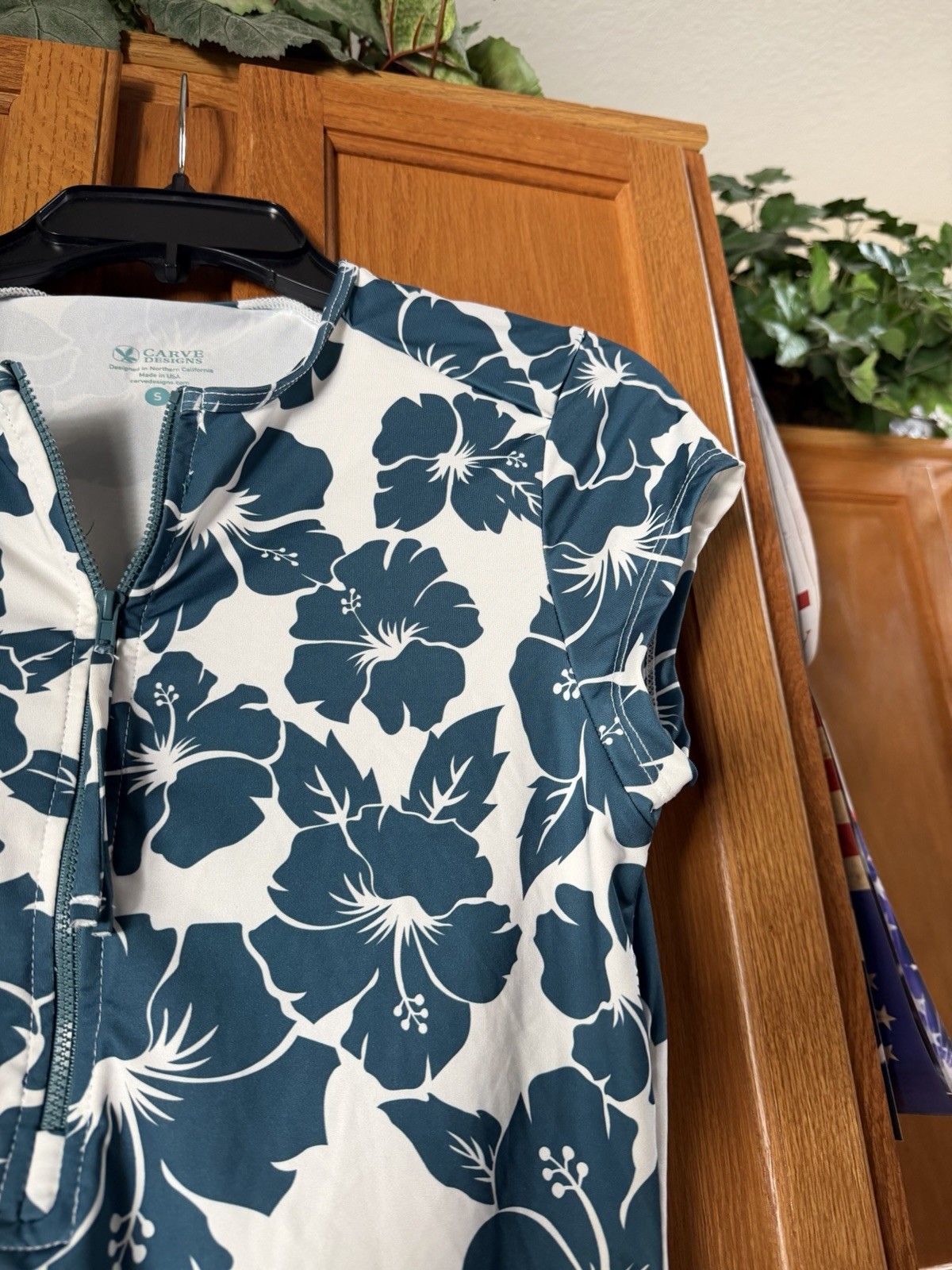 Carve Designs Dawson Rashguard Top Small Teal Hibiscus Ruched Sides 1/2 Zip NWOT