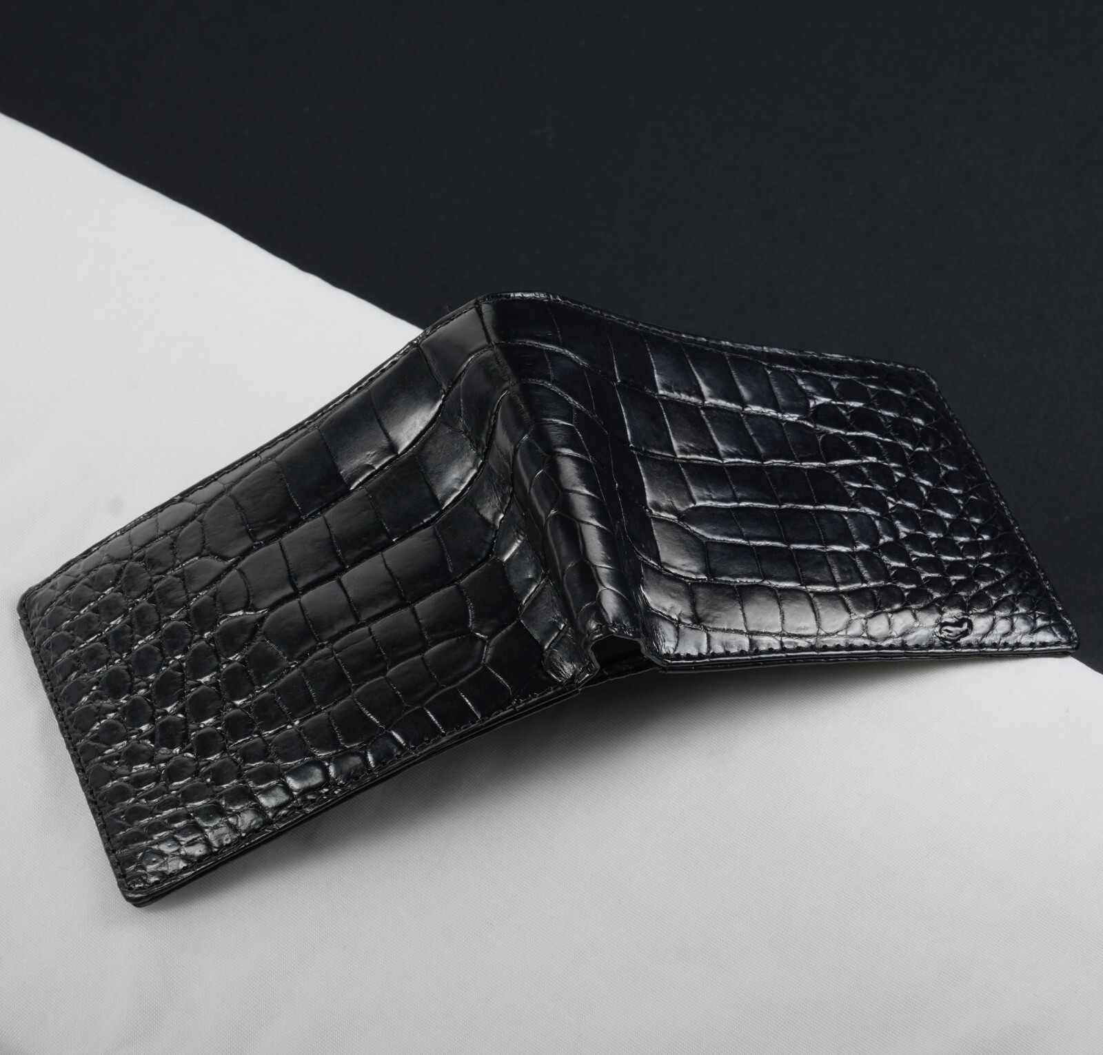 Black/Red Crocodile Bifold Leather Wallet Handmade RFID Blocking 8 Card Slots