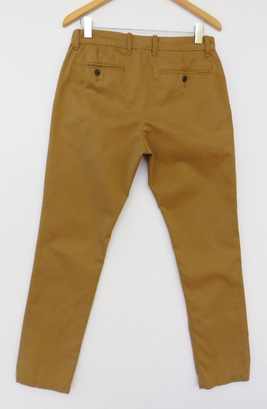 GAP Men Khaki Pants Size 31/32 Brown Classic Taper Wrinkle Resistant
