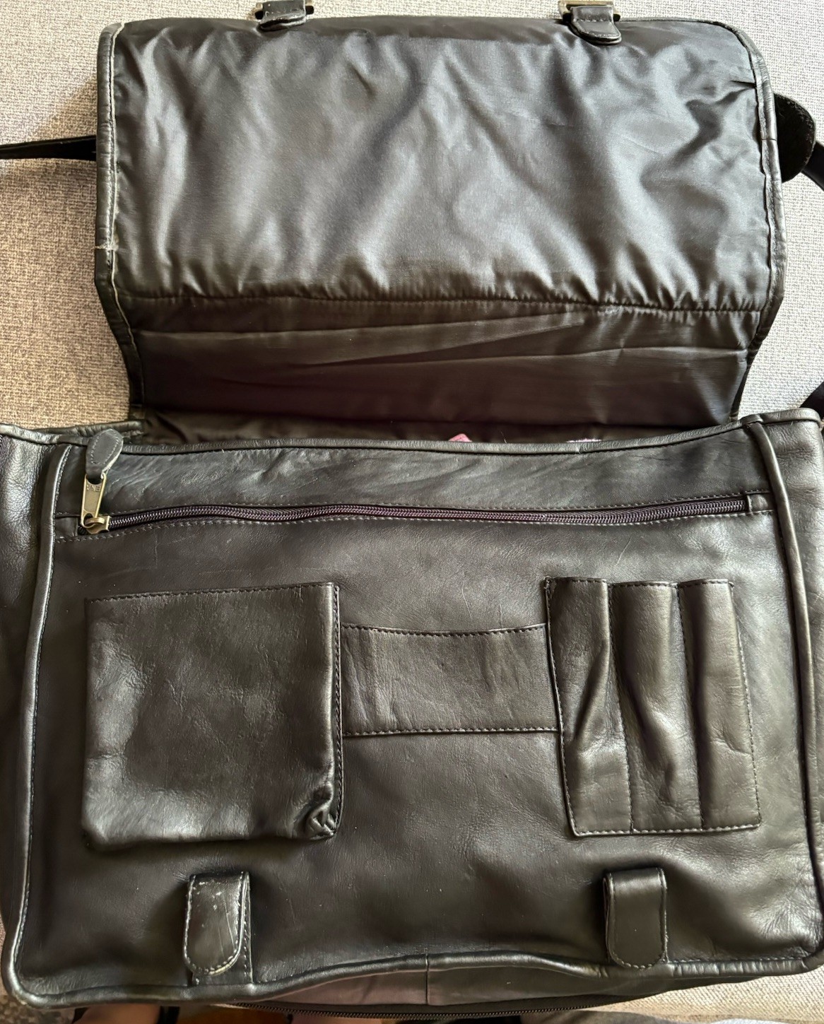 Vintage 90s Wilsons Leather Messenger Bag – Made in Colombia – Large Ring Detail