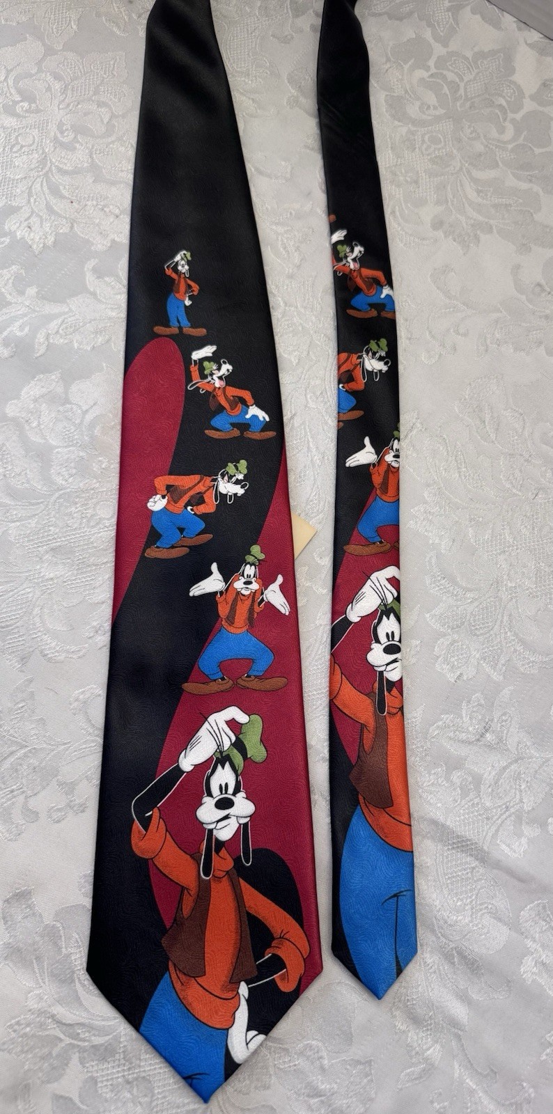 Mickey Unlimited Vintage Goofy Cartoon Novelty Tie Red Black New