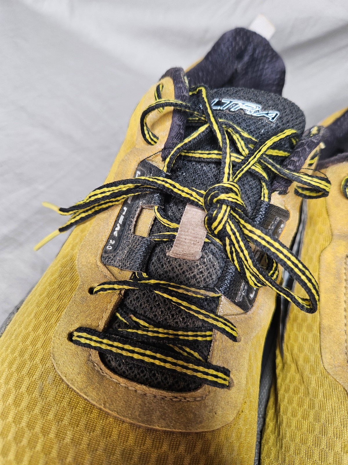 Altra Lone Peak 2.0 Trail Running Shoes Mens SZ 12 Yellow Black Walking Seakers