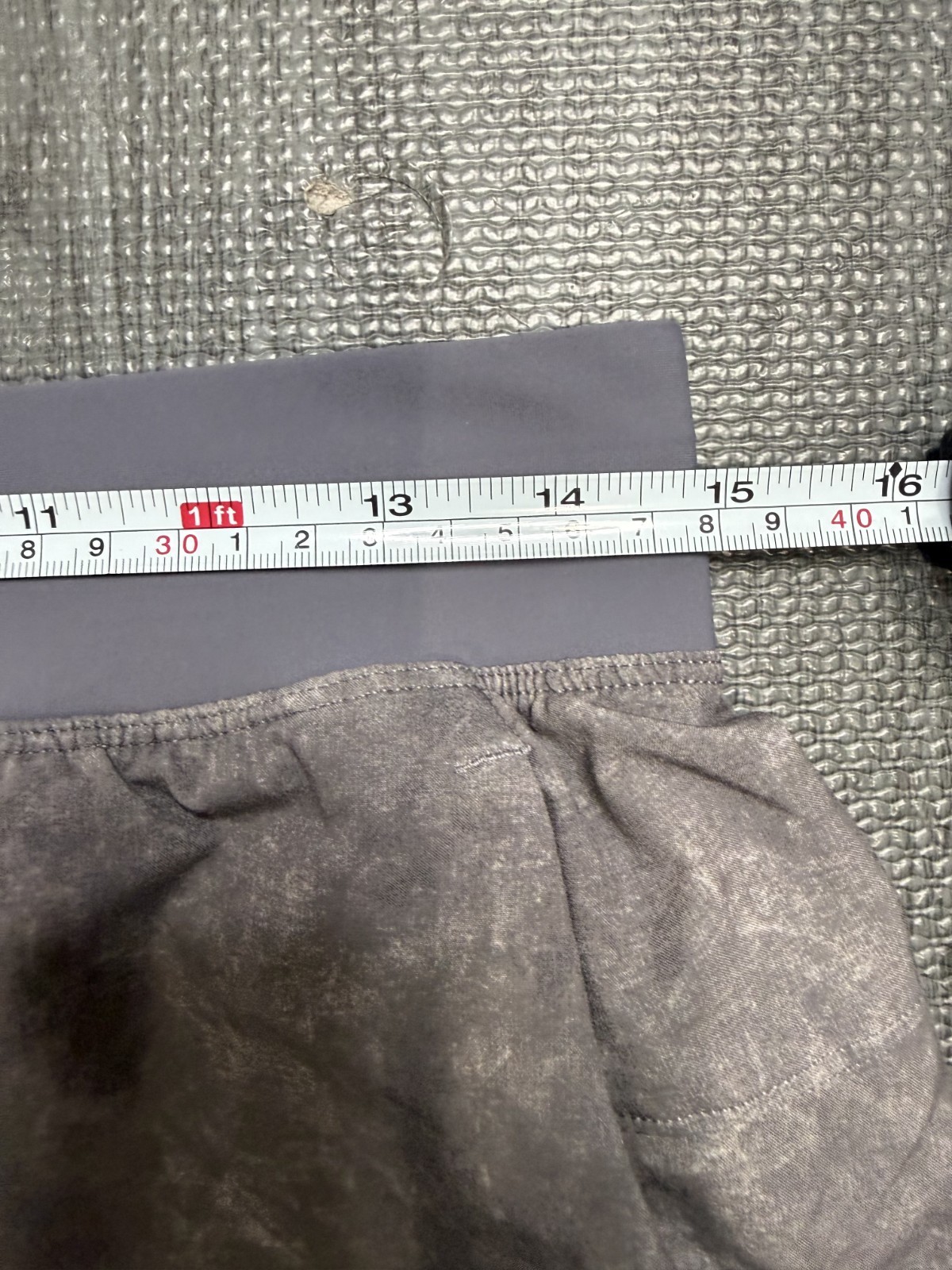 EUC – Lululemon Mens T.H.E Shorts *Size MEDIUM* *Gravel Dust Asphalt Grey*