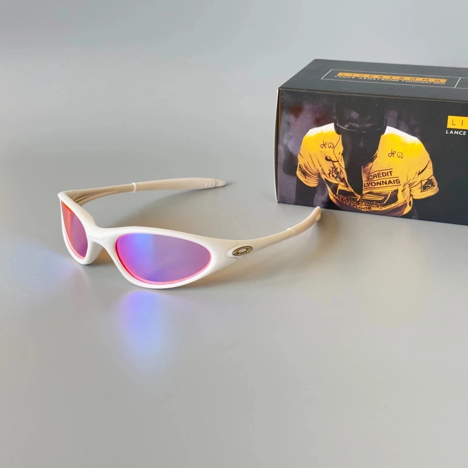 Oakley Mitute 1.0 White Pink Hype Vintage Sunglasses Gorpcore USA Y2K Avantgarde