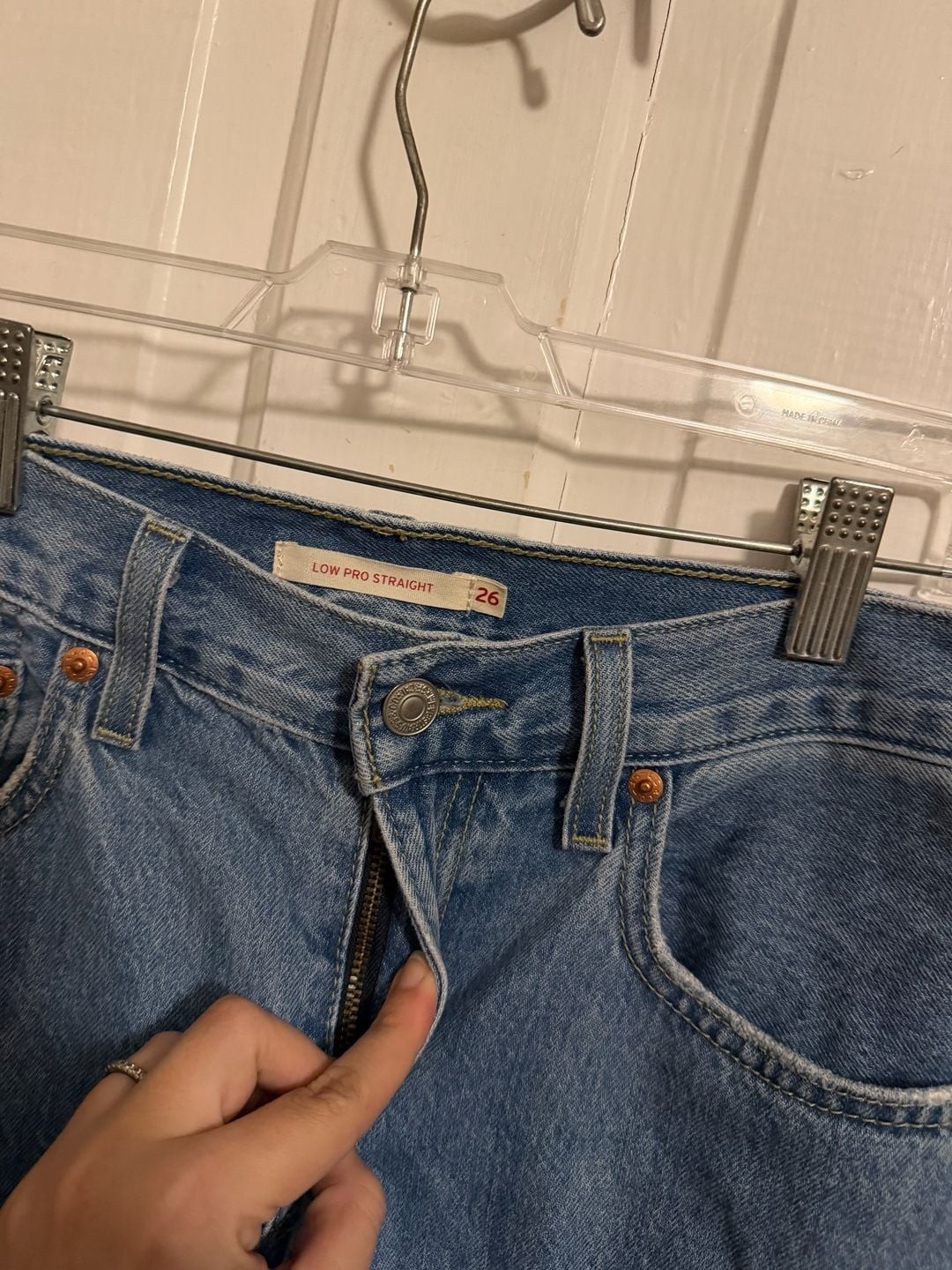 Levi’s Women’s Low Pro Straight Jeans in Medium Wash Size 26