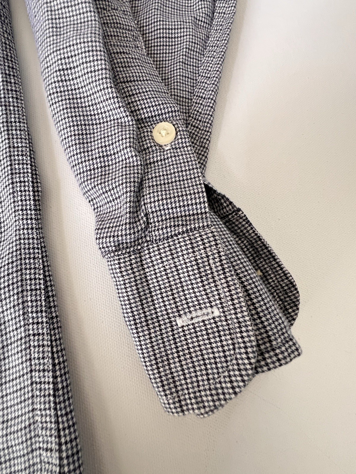 Tommy Hilfiger Button Up Shirt Men’s Large White with Blue Houndstooth Pattern