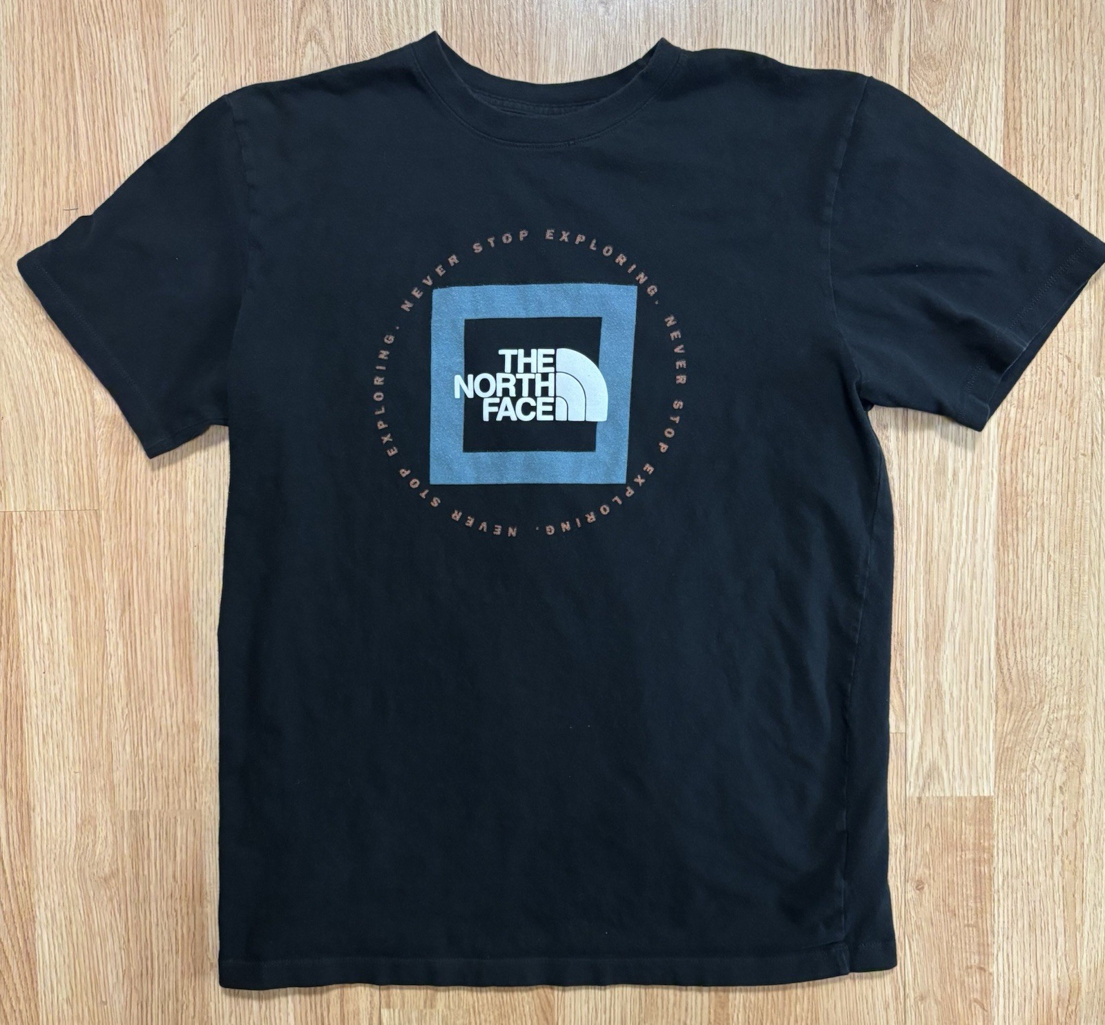 North Face Never Stop Exploring Black LOGO Circle Size Medium FLAW see Notes!