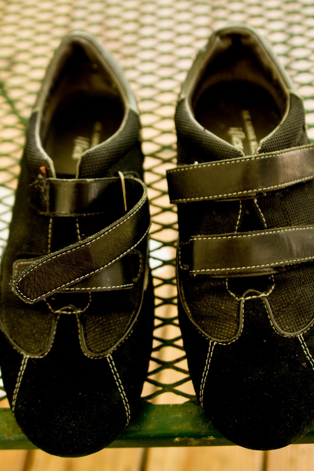 WOMENS’ CASUAL, WALKING SHOE.