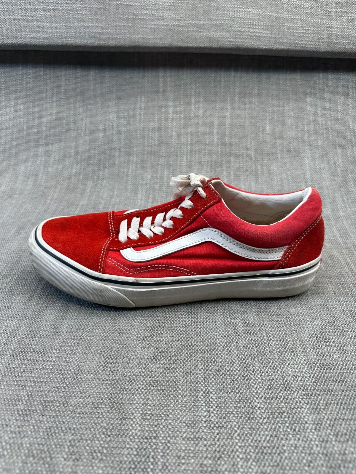 Vans Old Skool Unisex M7.5/W9 Skateboarding Shoes Red Suede Athletic Sneakers