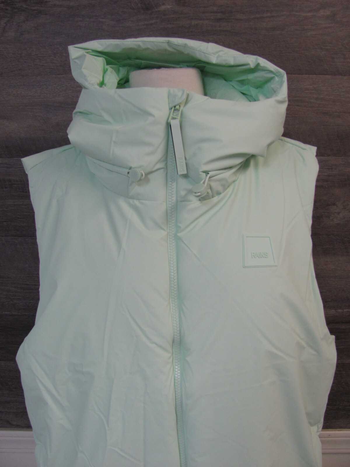 RAINS UNISEX LOOP VEST NEW WITH TAGS SIZE LARGE PIT TO PIT 24 IN LENGTH 26 IN. H