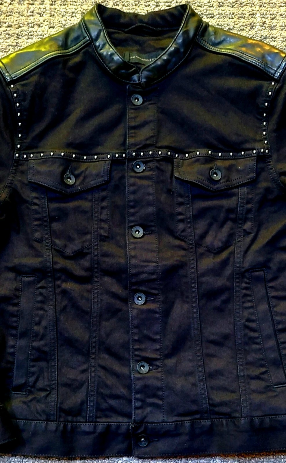 NEW JOHN VARVATOS BLACK DENIM LAYNE TRUCKER JACKET WITH LEATHER ACCENTS – SMALL