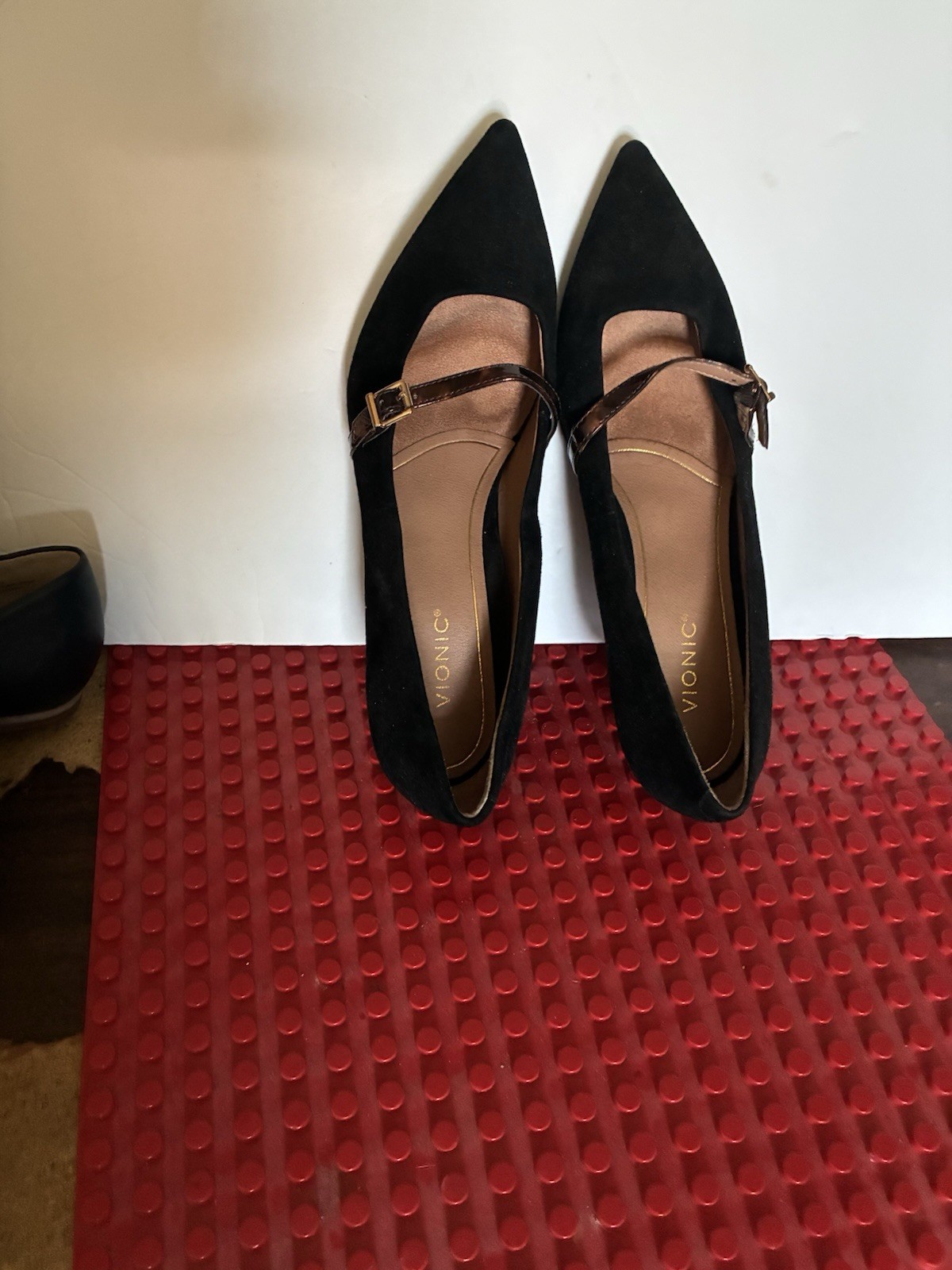 Vionic Women’s Black Suede Pointed Toe Mary Jane Pumps Buckle Strap Size 9
