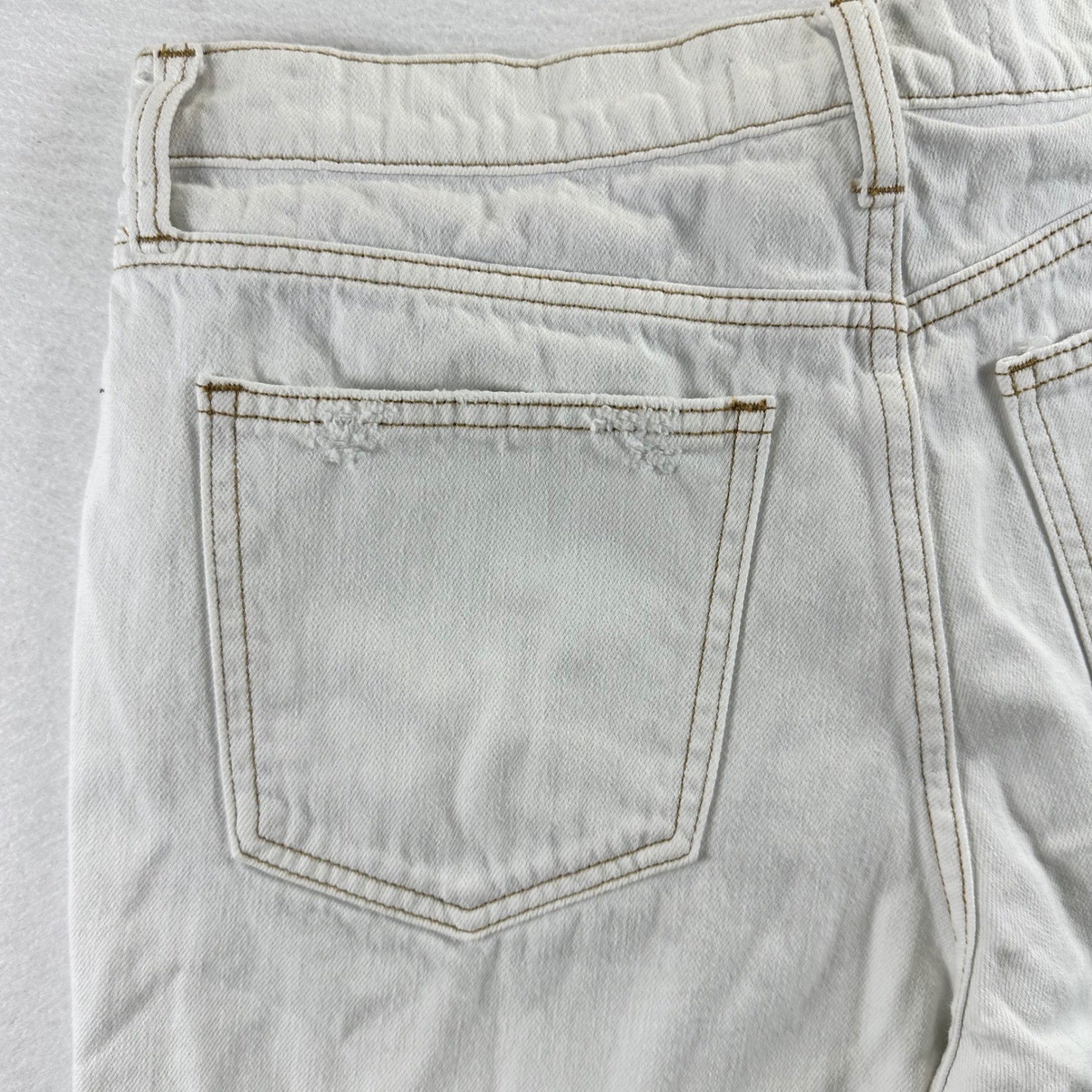 Altar’d State White Distressed High Rise Frayed Denim Shorts Size 30 SP-S7575-AT