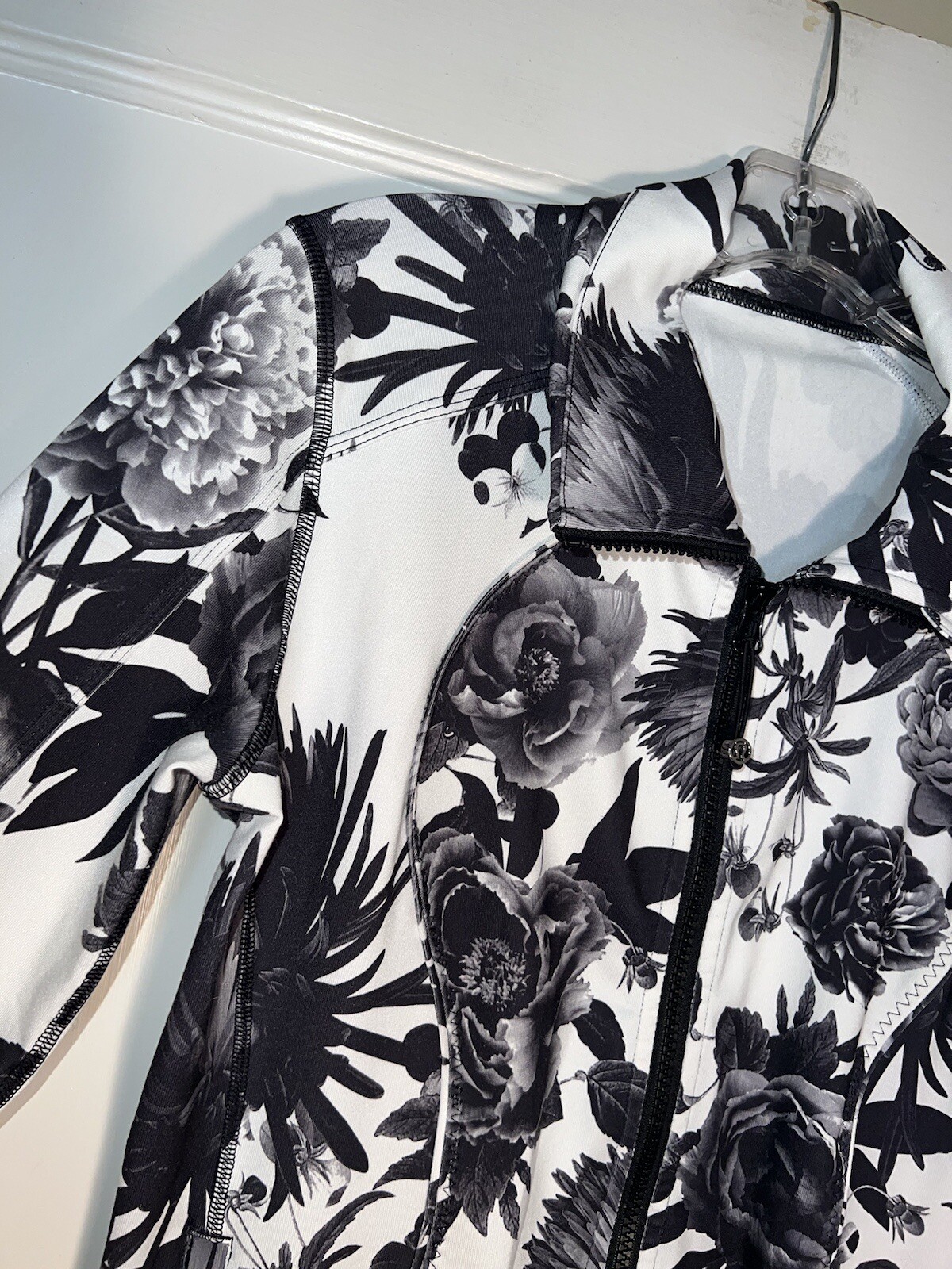 Lululemon asana jacket black white brisk blooms print size 8. d546