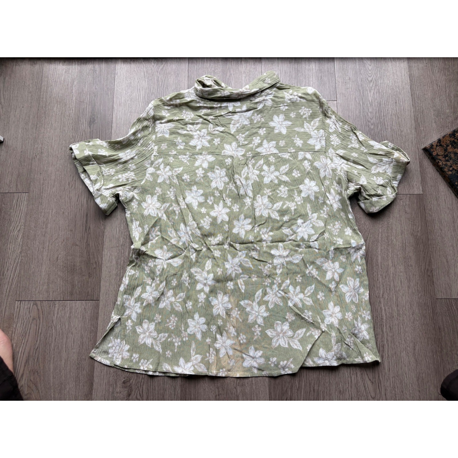 Jaclyn Smith Classic Green Floral Rayon Button Down Shirt Womens 1X Short Sleeve
