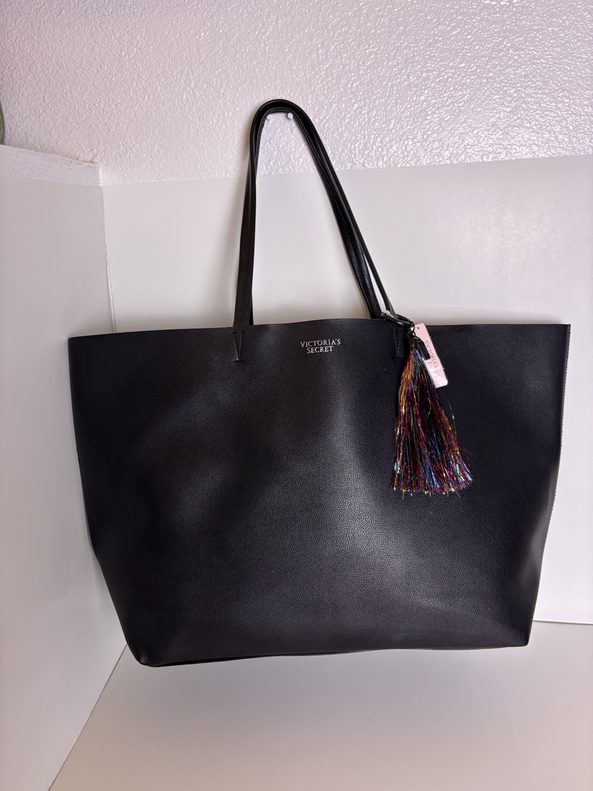 VICTORIA SECRET BLK XL Pebbled Tote Travel Bag w/ Rainbow Sparkle Tassel Charm