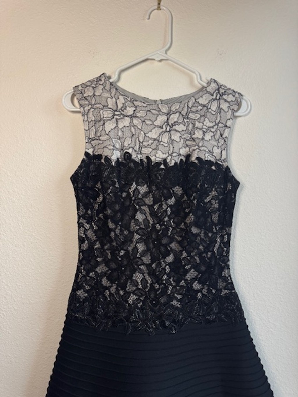 TADASHI SHOJI Neoprene Pintuck A-Line Dress Lace Bodice Size 6 *DESIGNER*