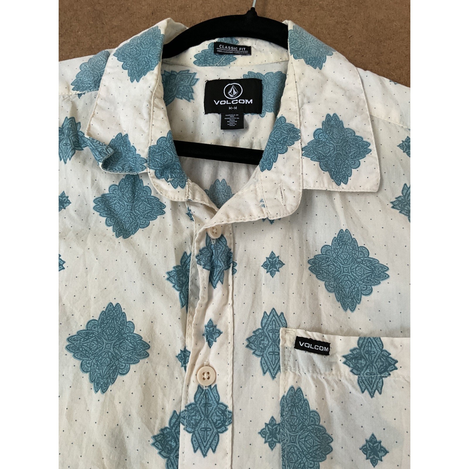 Volcom Mens Medium S/Sleeve Button Down Shirt Teal Medallion Print Classic Fit