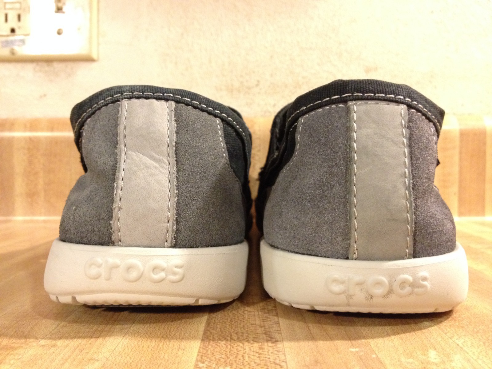Crocs Mens 9M Walu Accent Black Gray Canvas Slip On Beach Bum Vagabond Loafers