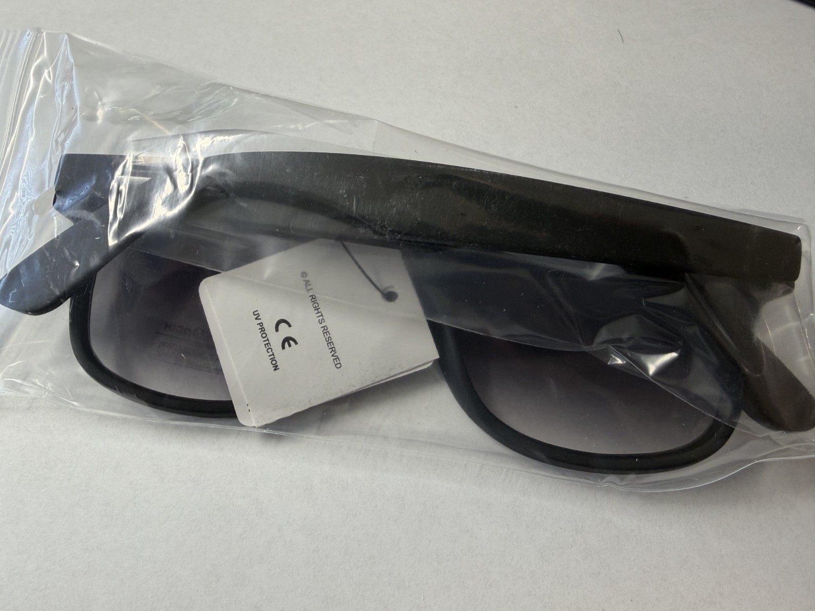Classic Style Black Frame Gradient Lens Unisex Sunglasses UV400 Sun Protection