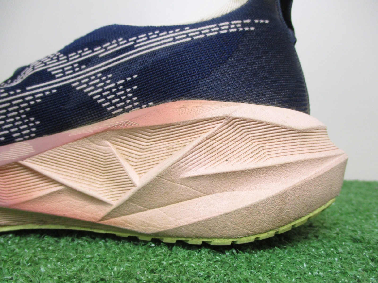 Asics Novablast 5 Womens Size 8.5 Medium B Midnight Breeze Peach Sneakers