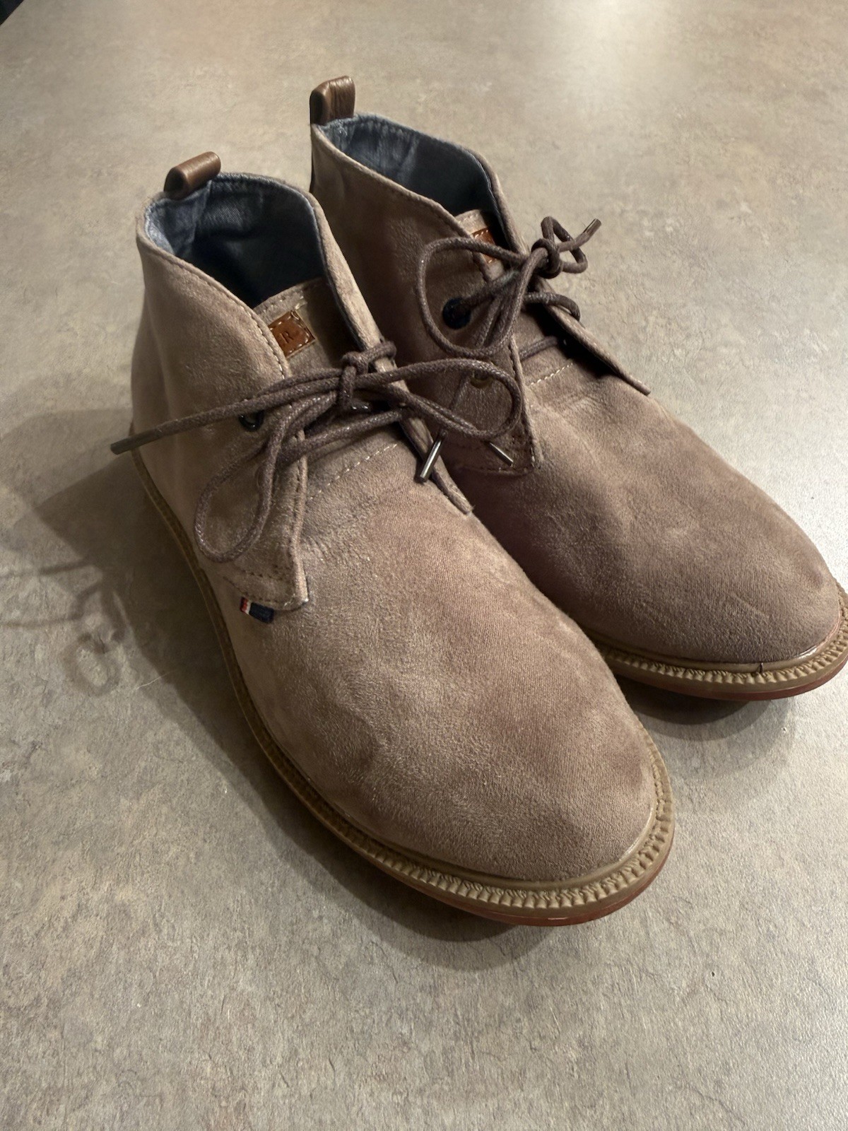EUC Tommy Hilfiger Kids Michael Chucka Taupe Suede Lace Oxford Dress Shoes Sz 2