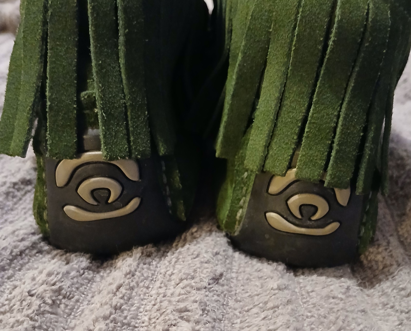 Manitobah Mukluks Olive Beaded Fringe Suede Moccasin Boots Vibram Sole Womens 10