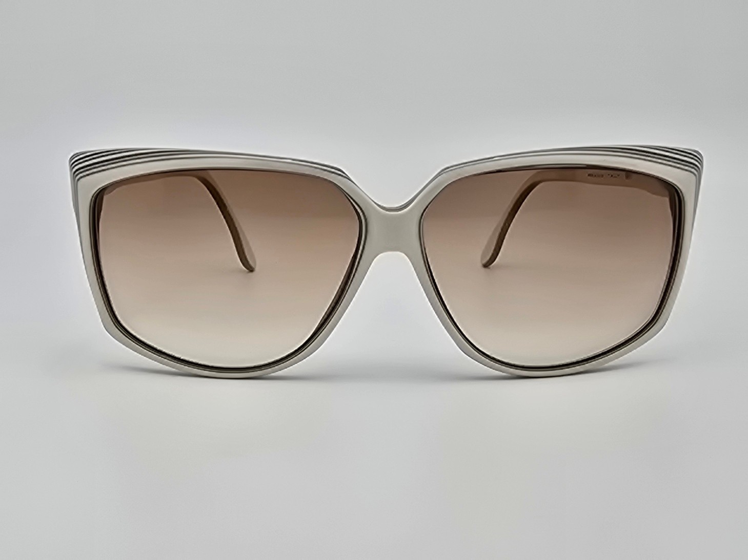 Anne Klein 3000 680 White Frame Light Brown Gradient Lens Sunglasses w Case Itay