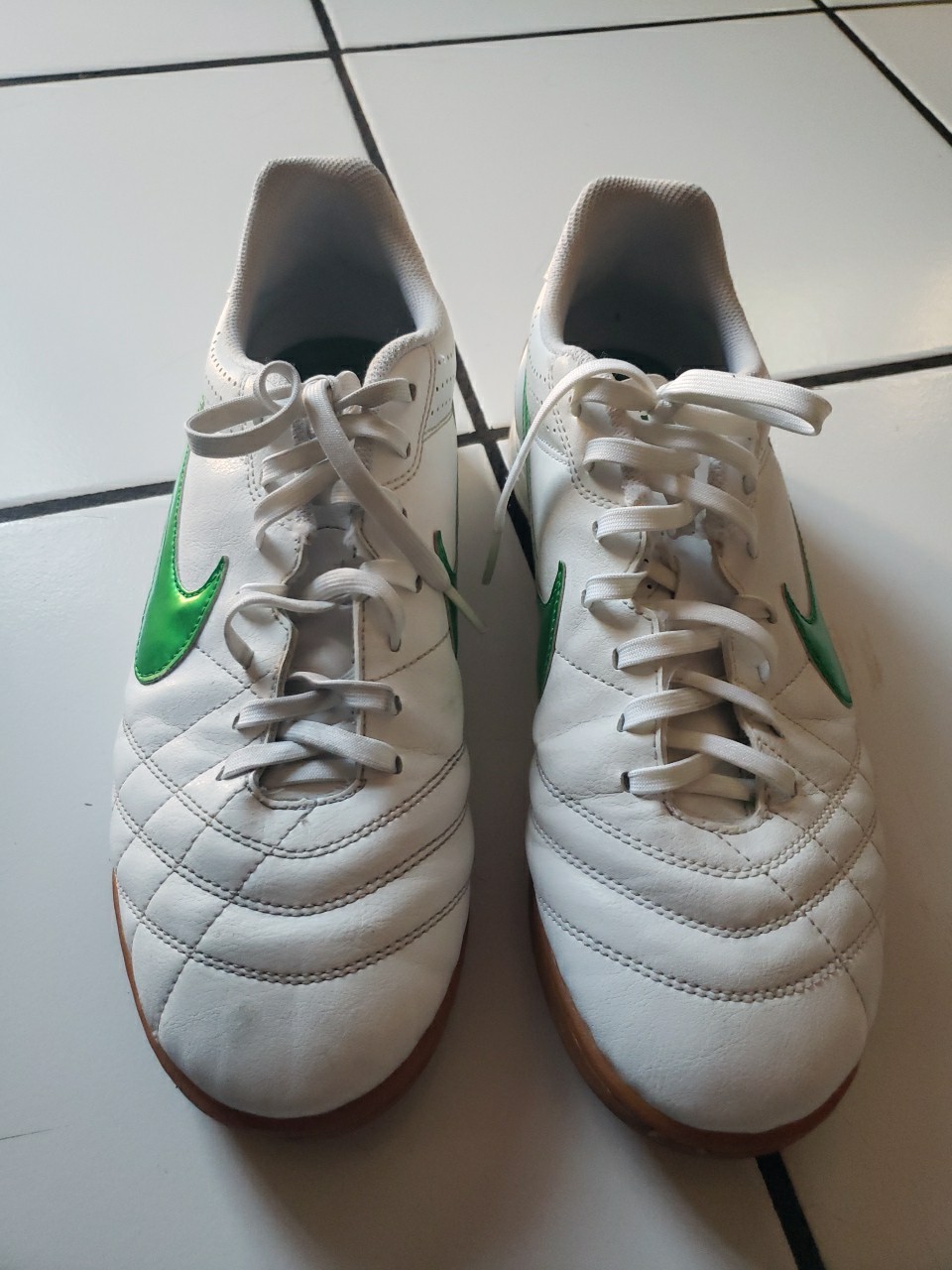 Rare Nike Tiempo Street Shoes 454323-130 Men’s Size 9.5 White W/ Green Swoosh