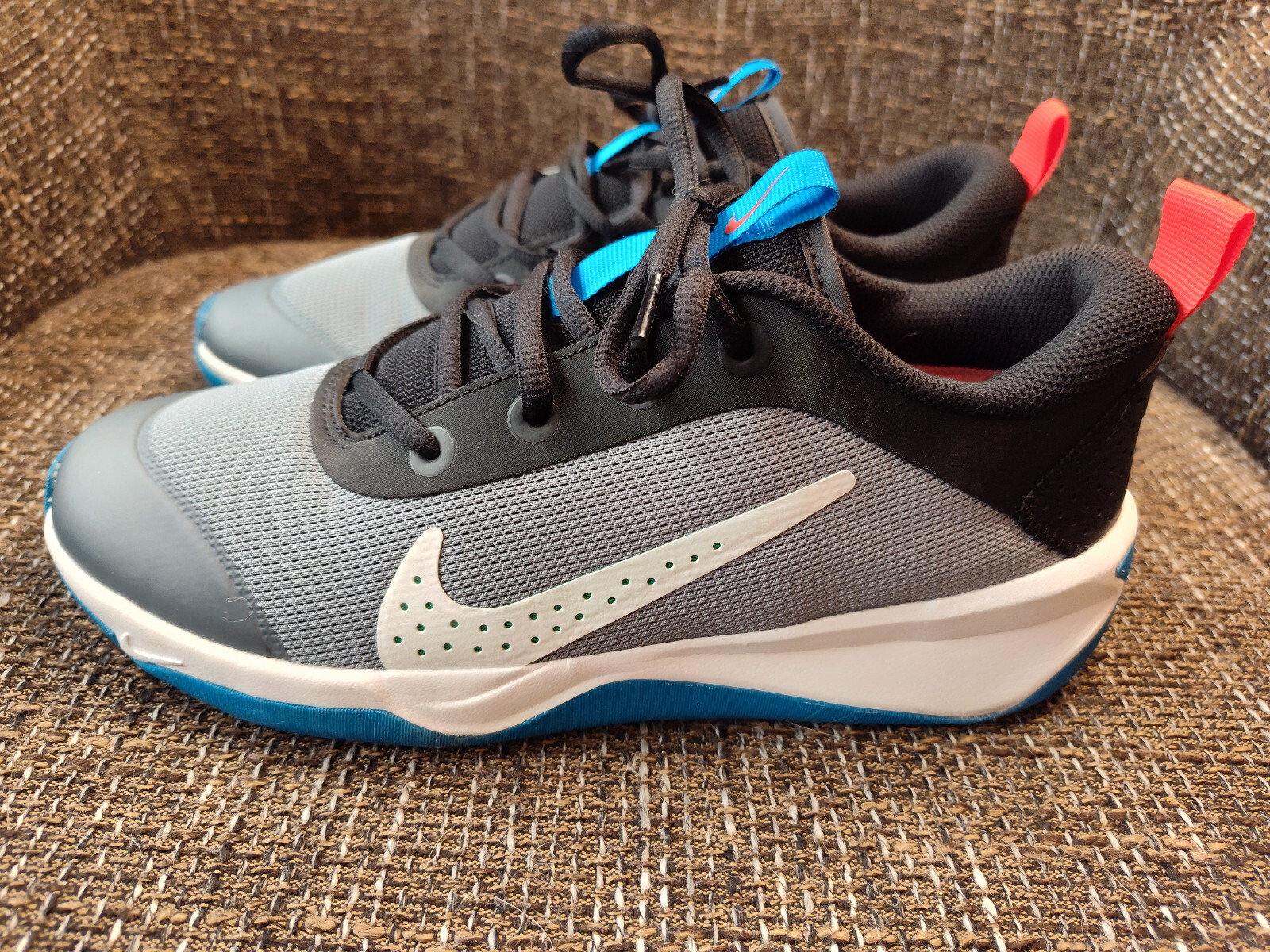 Nike Omni Multi-Court Low Cool Gray Blue Lightning Size 7Y – DM9027-006