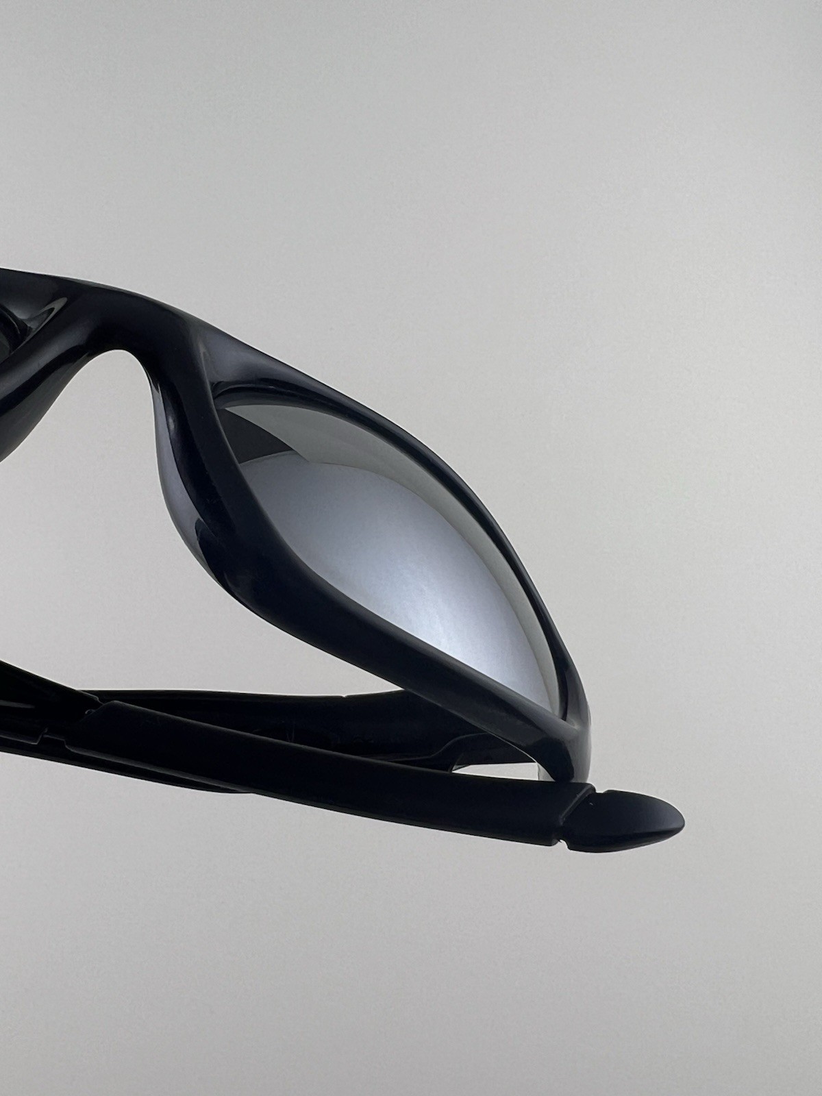 Oakley Minute 2.0 Polished Black Frame Black Iridium Lens 04-515 Silver Icons