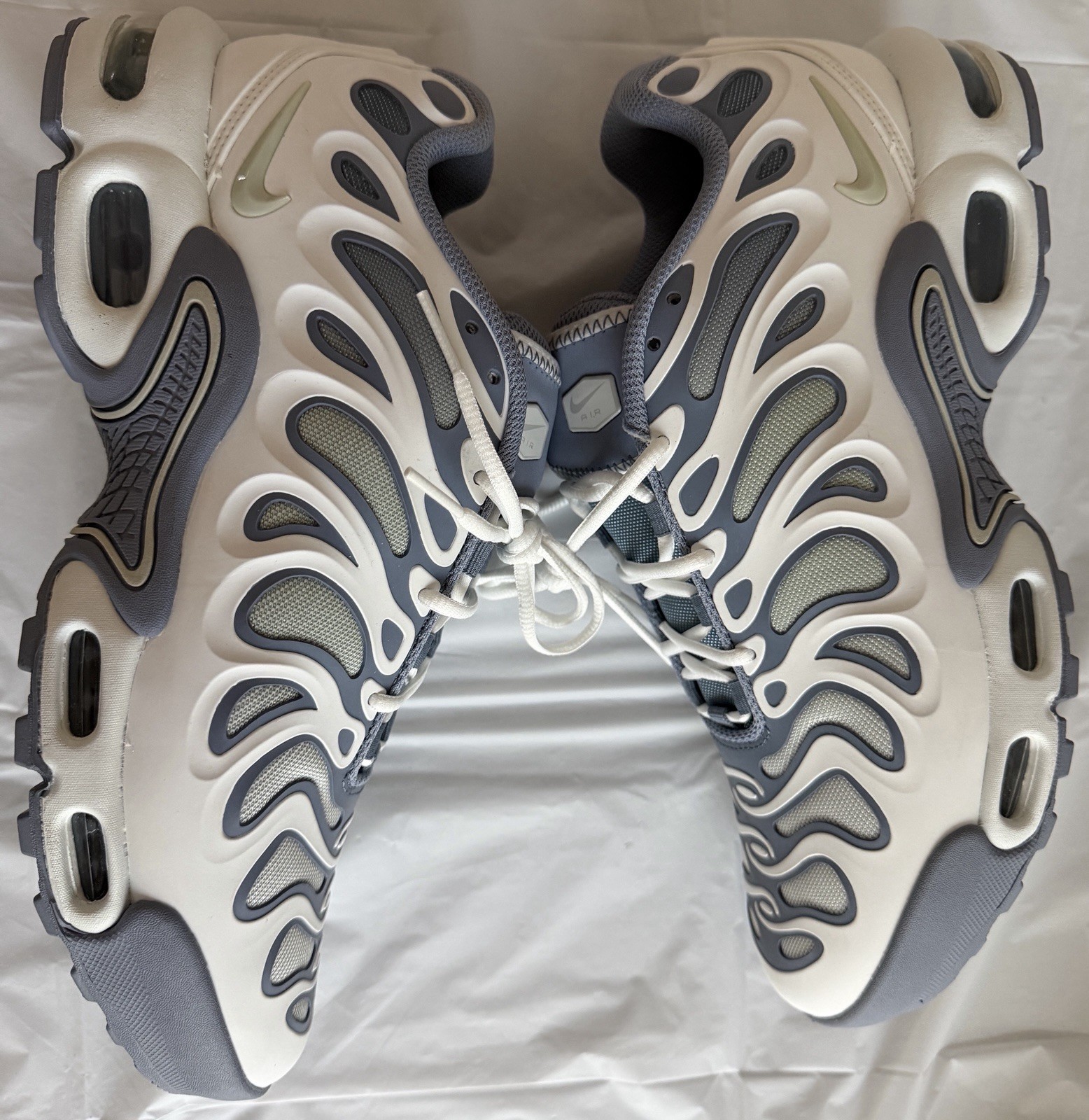 Nike Air Max Plus Tuned Air Men’s Low Top Lace-Up Sneakers Gray/White