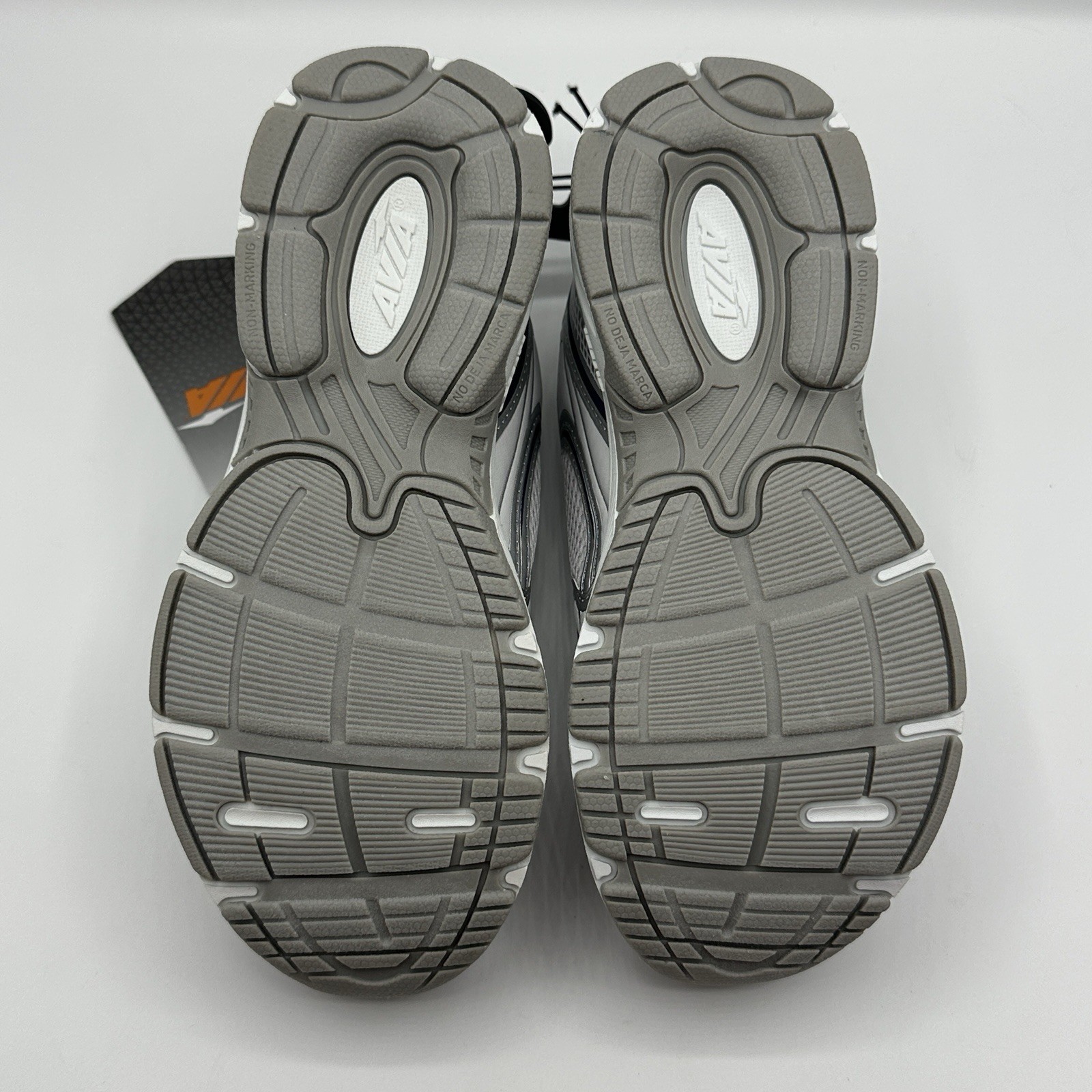 Avia 5000 Sneakers Youth Size 1 Performance Walking Sneakers. Silver/White.