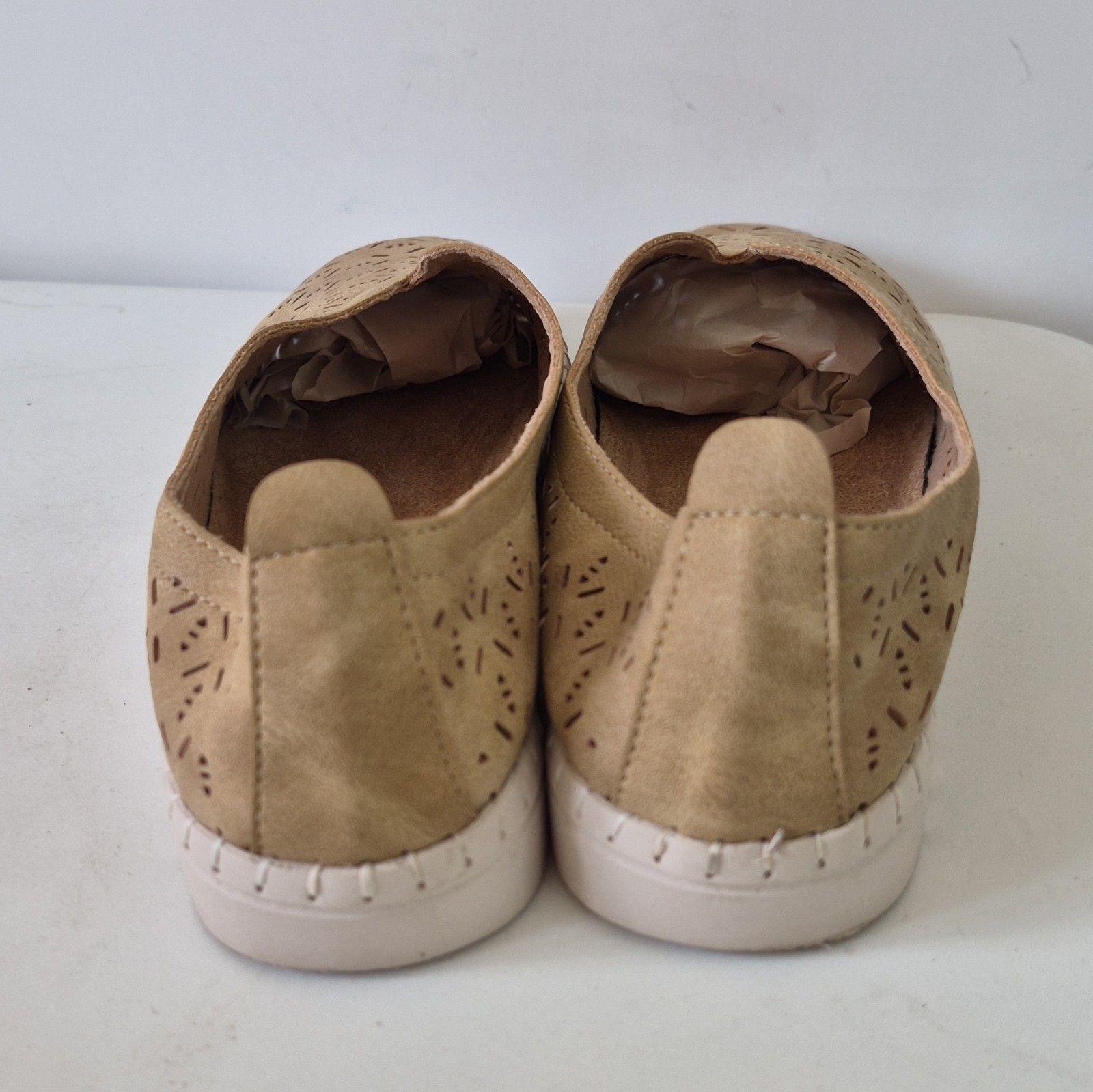 INGARÖ Sport Men’s Beige Perforated Lightweight Slip-On Casual Shoes US 7.5