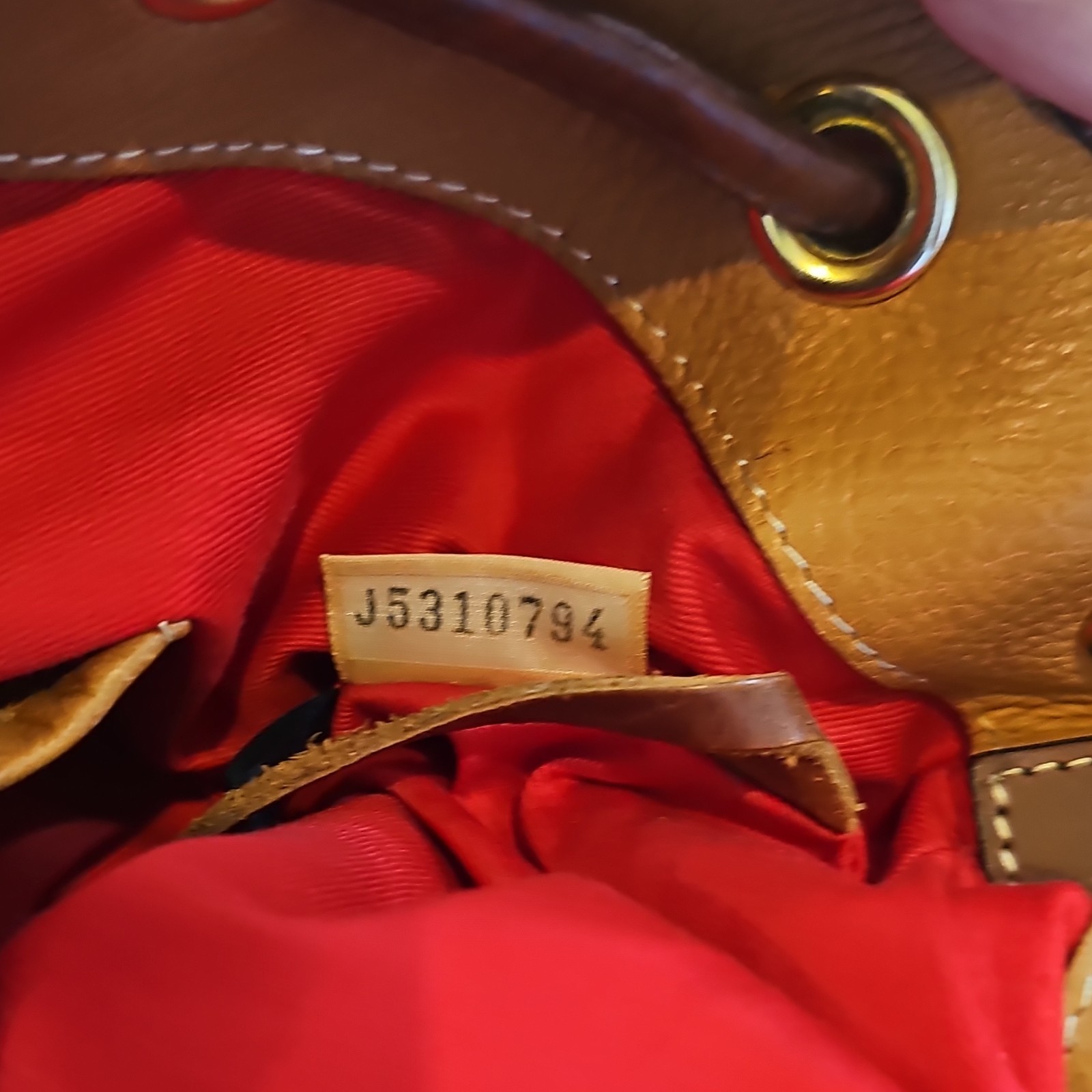 Dooney & Bourke Tan Pebbled Leather Drawstring Bucket Bag Tassel Shoulder Purse