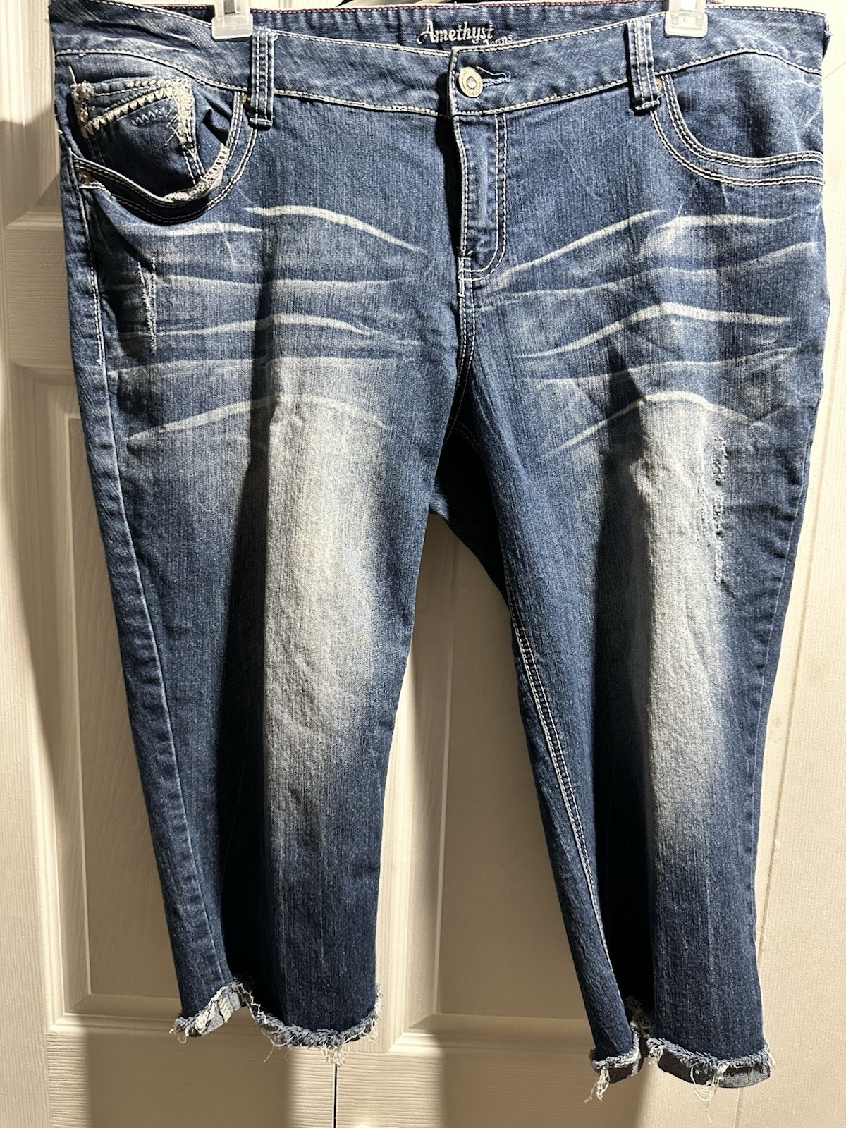Amethyst Capri Jeans plus 20W Distressed Ribbon Frayed cuff Dark Wash 43x10x20