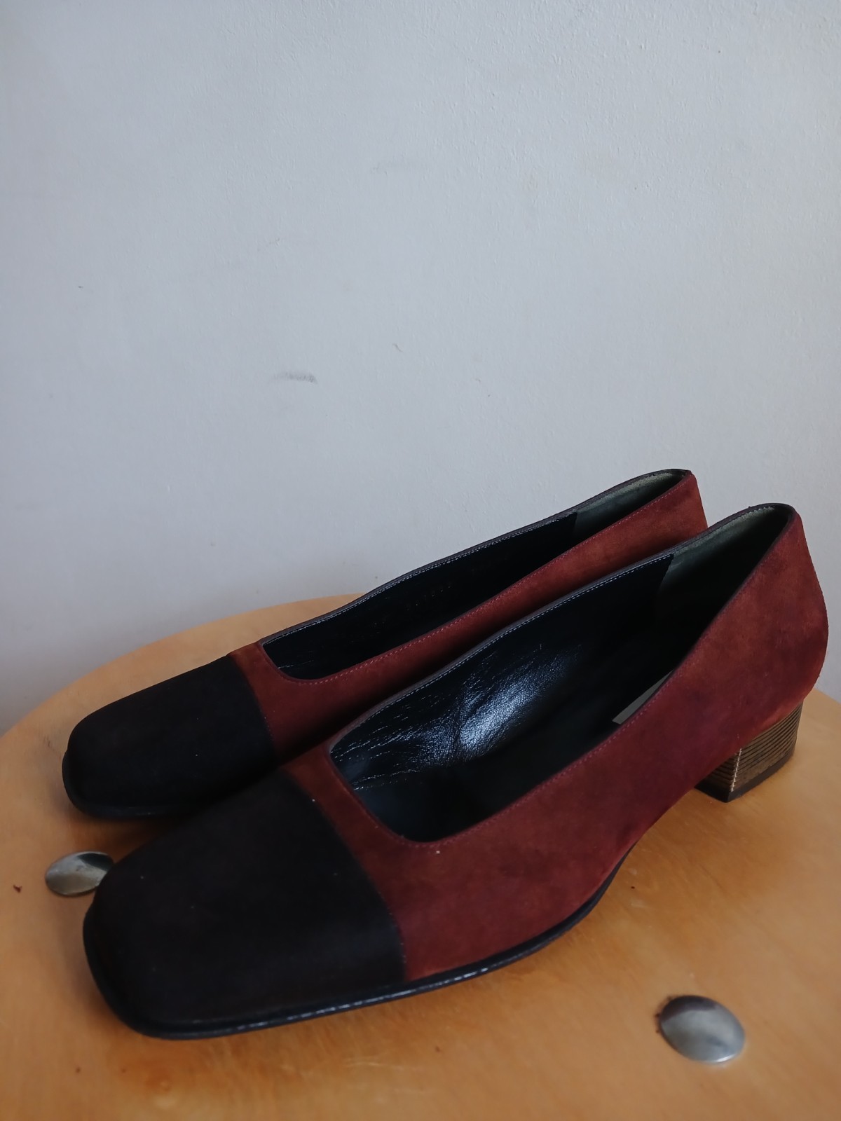 BRUNO MAGLI Two-Tone Suede Pumps EU 39 Cap Toe Block Heel Quiet Luxury