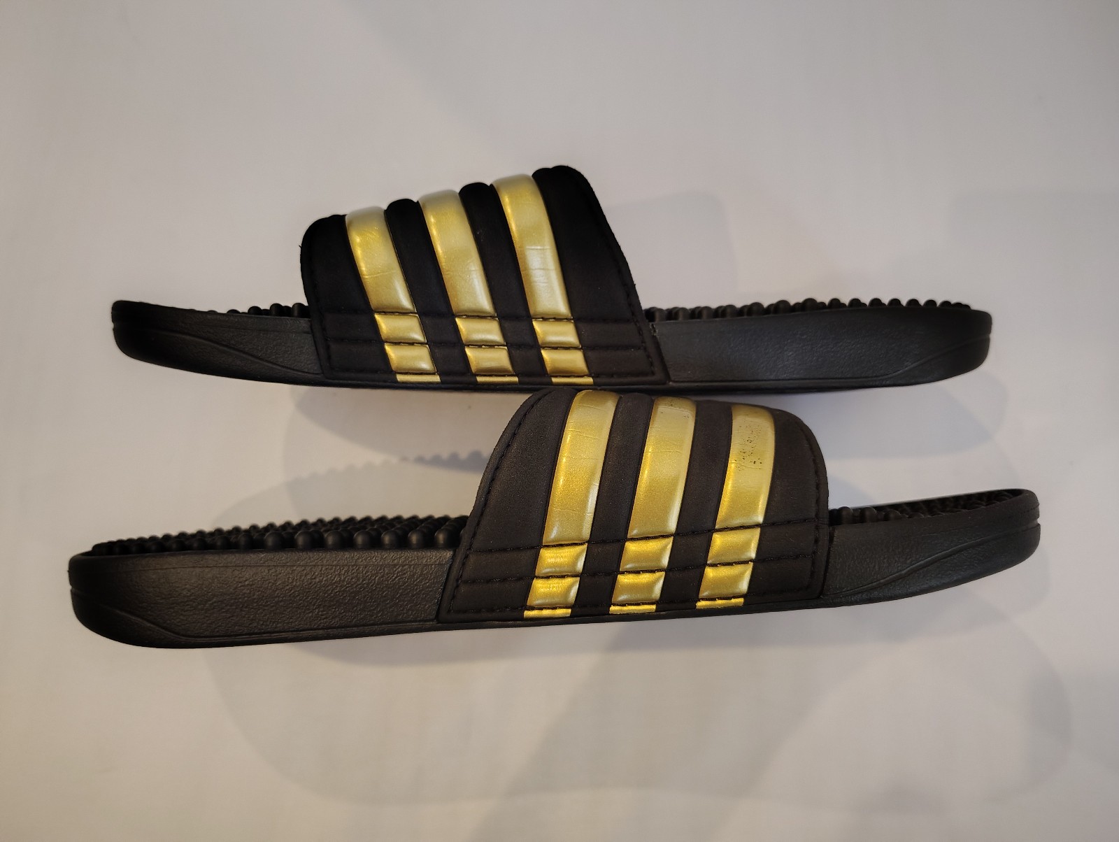 Adidas Adissage Massage Slides – Men’s Size 8 – Black & Gold