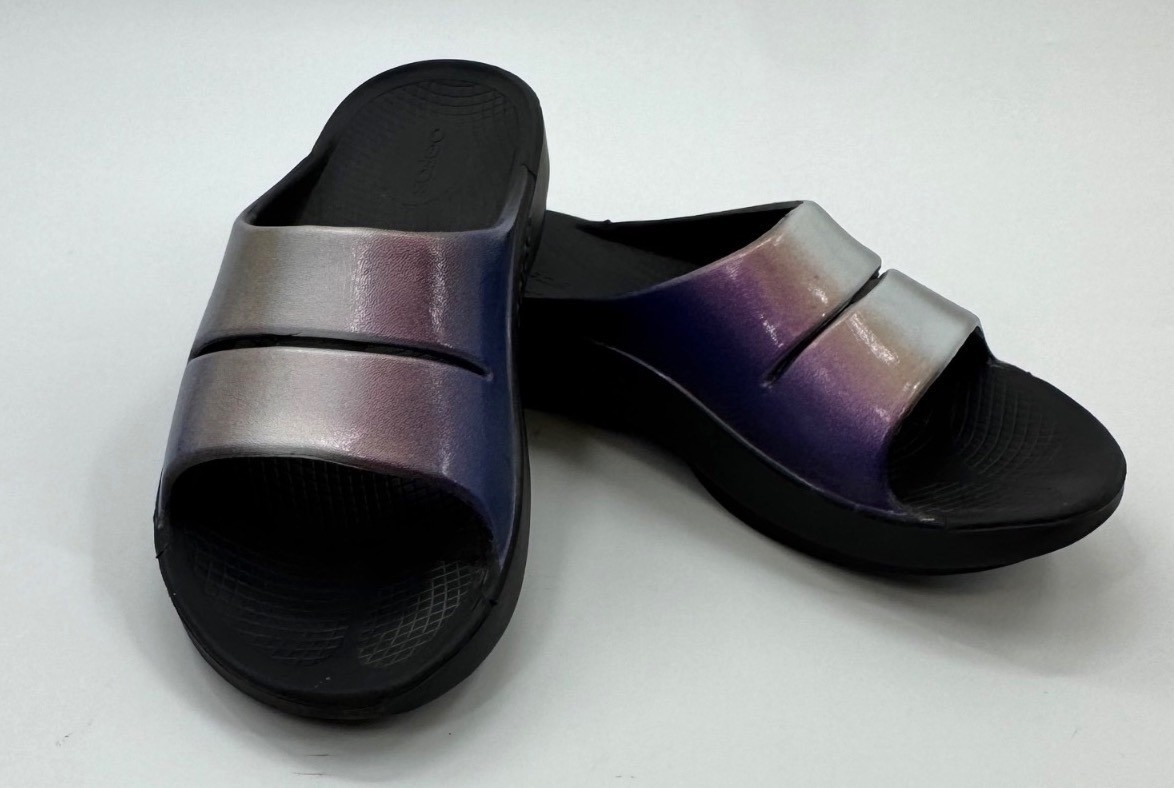 Oofos OOahh Luxe Iridescent Midnight Spectre Recovery Slides Size 9 EU 40