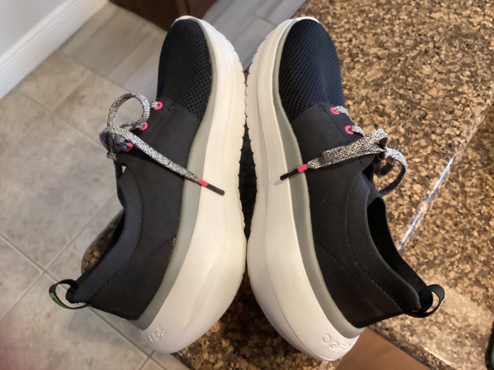 Oofos Oomy Stride Snealers White Black Size 7 Women’s