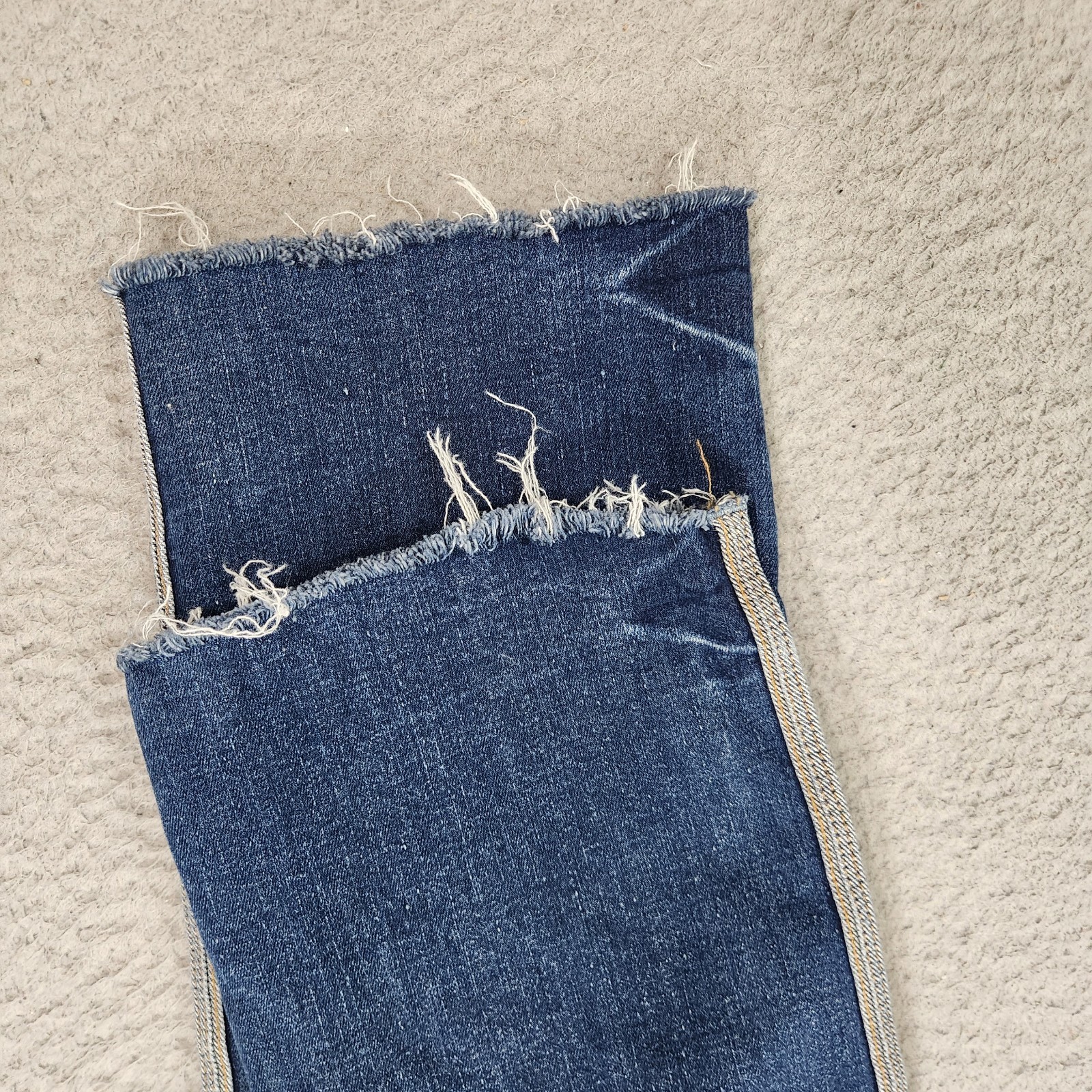Good American Jeans Womens Size 10/30 Blue Denim Straight Stripes Raw Frayed Hem