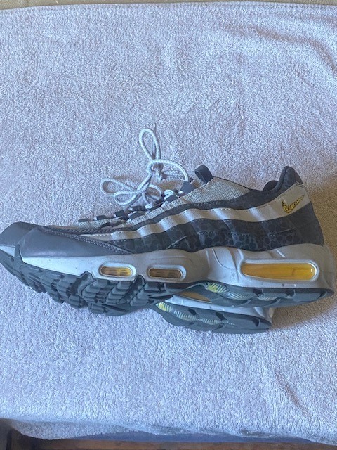 NIKE AIR MAX 95 SE “REFLECTIVE AMARILLO” SAFARI OFF NOIR SIZE 10.5 US