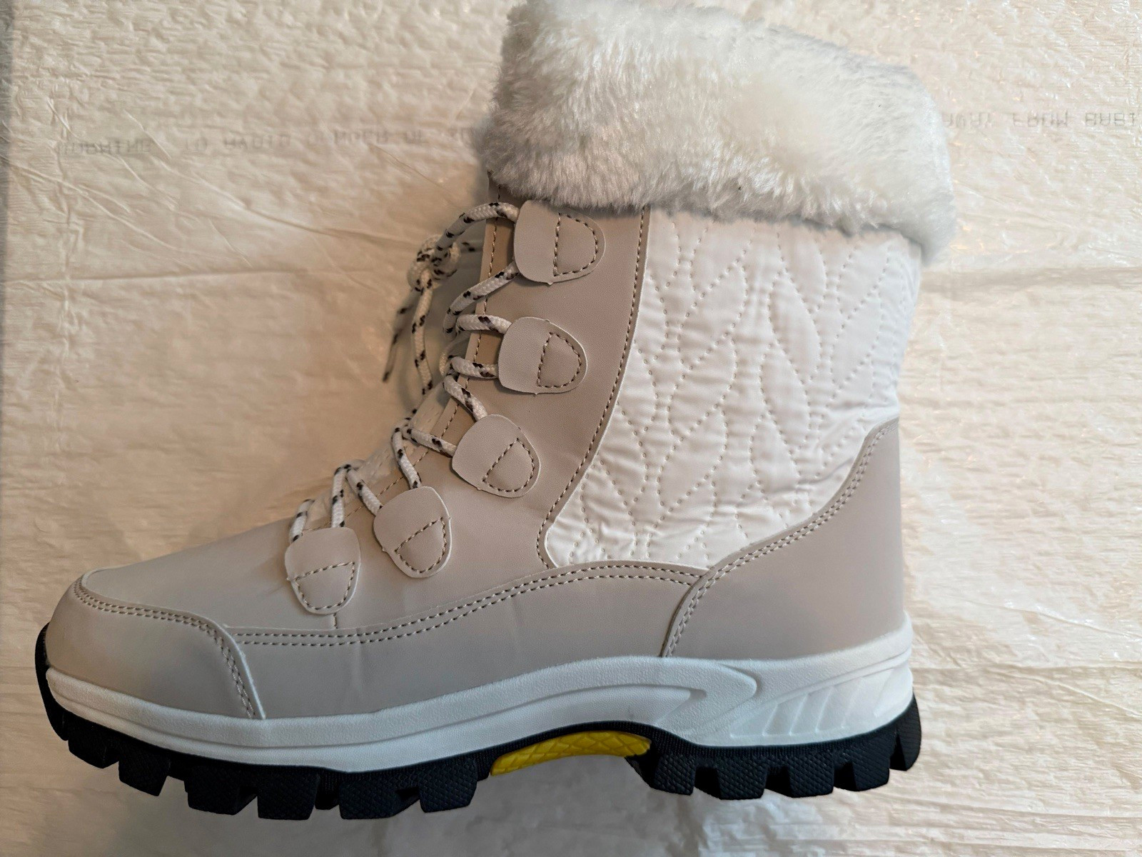 Women’s White Quilted Faux Fur Lined Lace-Up Ankle Snow Boots Size 10