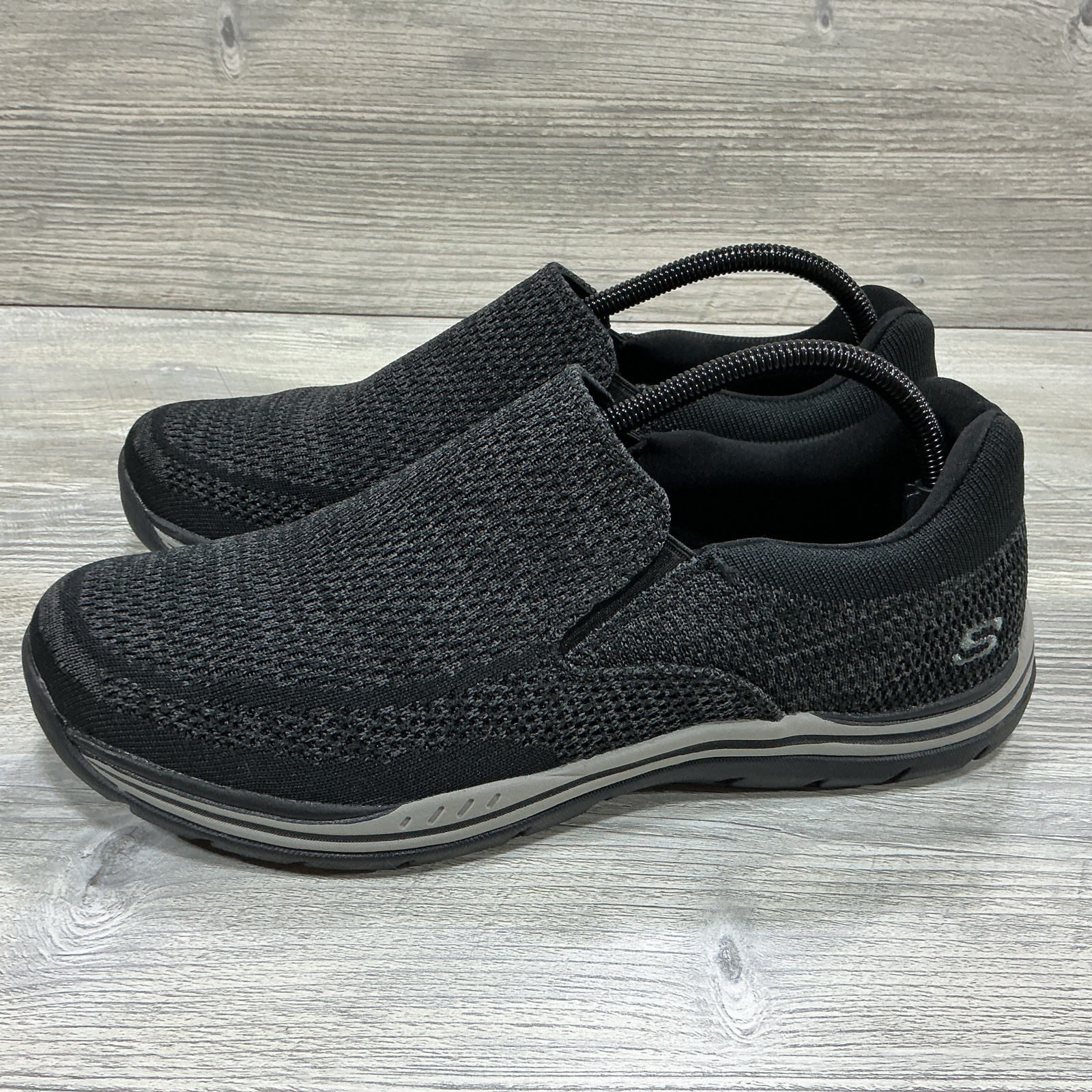 Skechers Relaxed Fit Arago Shoes Mens Size 9.5 Black Grey Fabric Slip On 204000